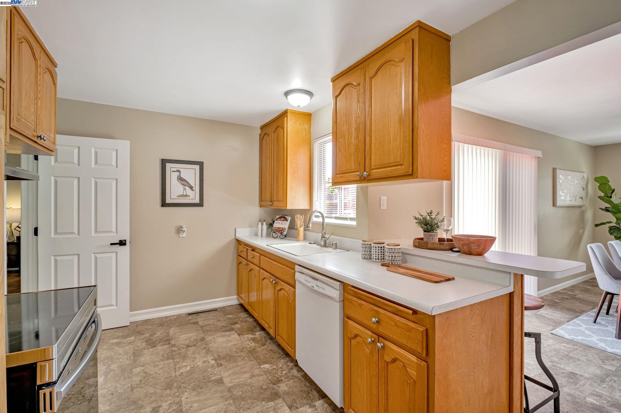 Detail Gallery Image 8 of 26 For 15586 via Madeline, San Lorenzo,  CA 94580 - 3 Beds | 2 Baths