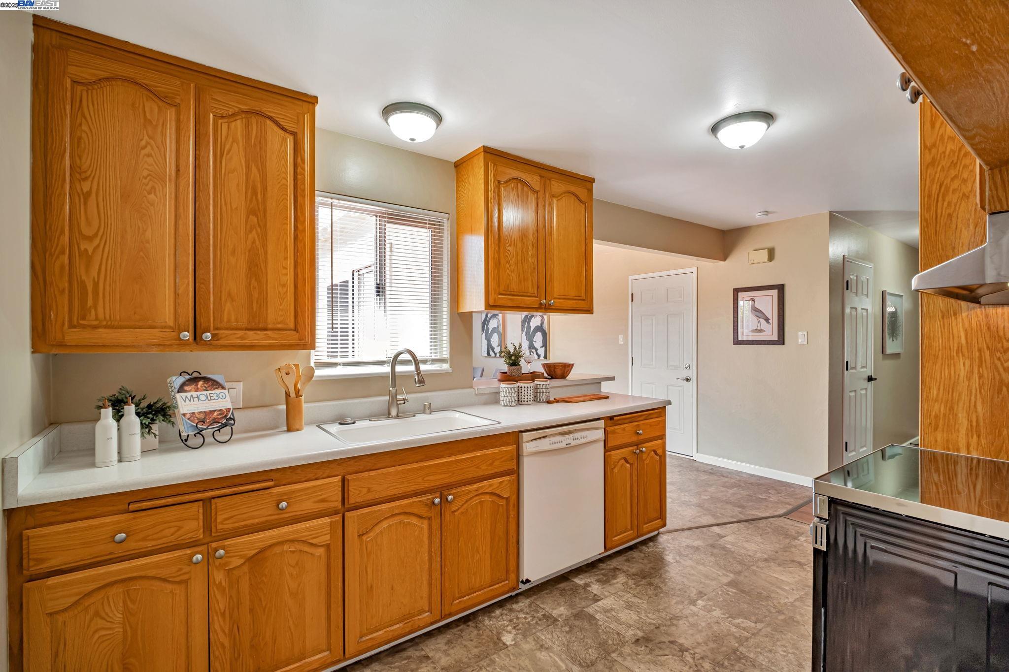 Detail Gallery Image 9 of 26 For 15586 via Madeline, San Lorenzo,  CA 94580 - 3 Beds | 2 Baths