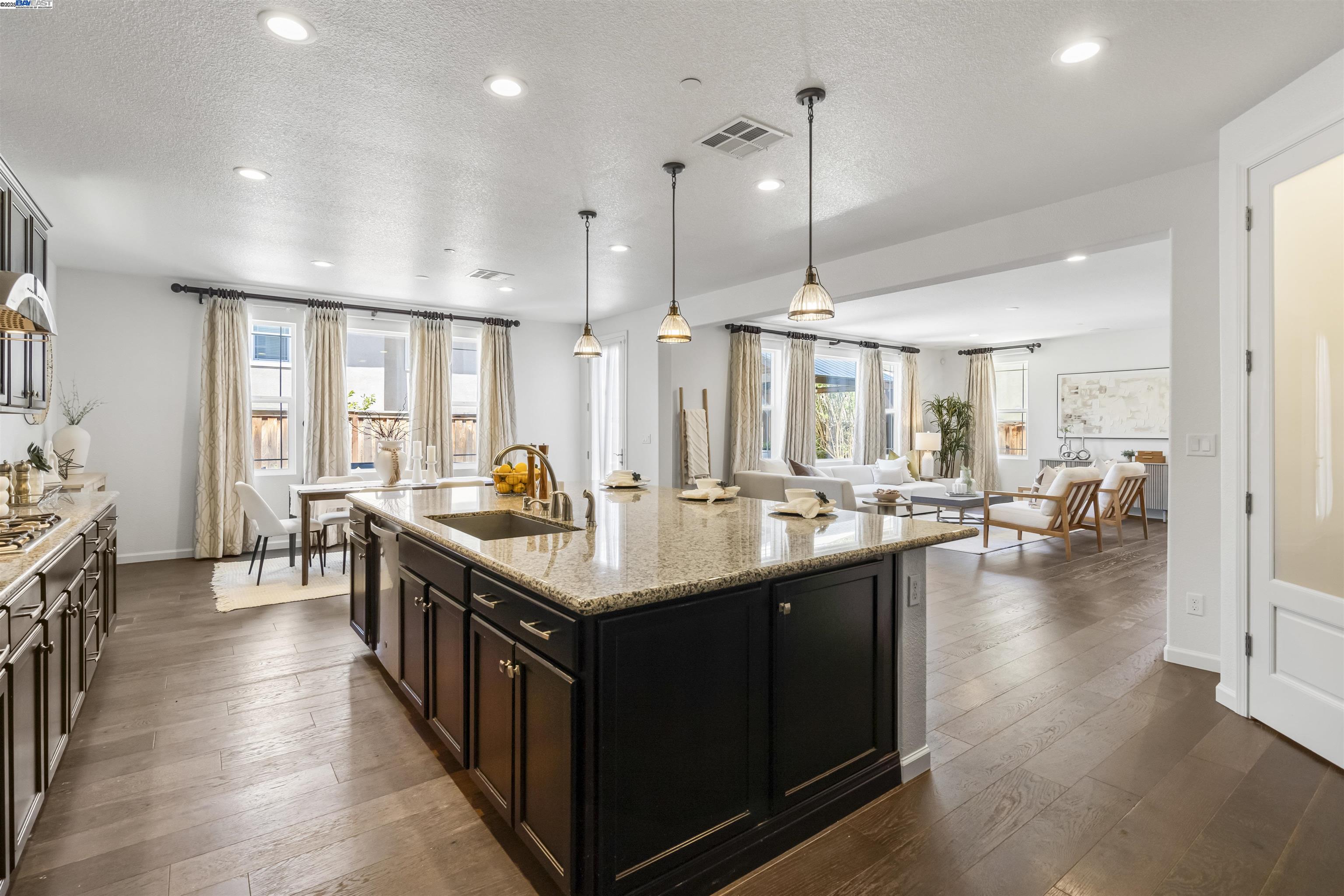 Detail Gallery Image 10 of 52 For 575 W Strauss Dr, Mountain House,  CA 95391 - 5 Beds | 4/1 Baths