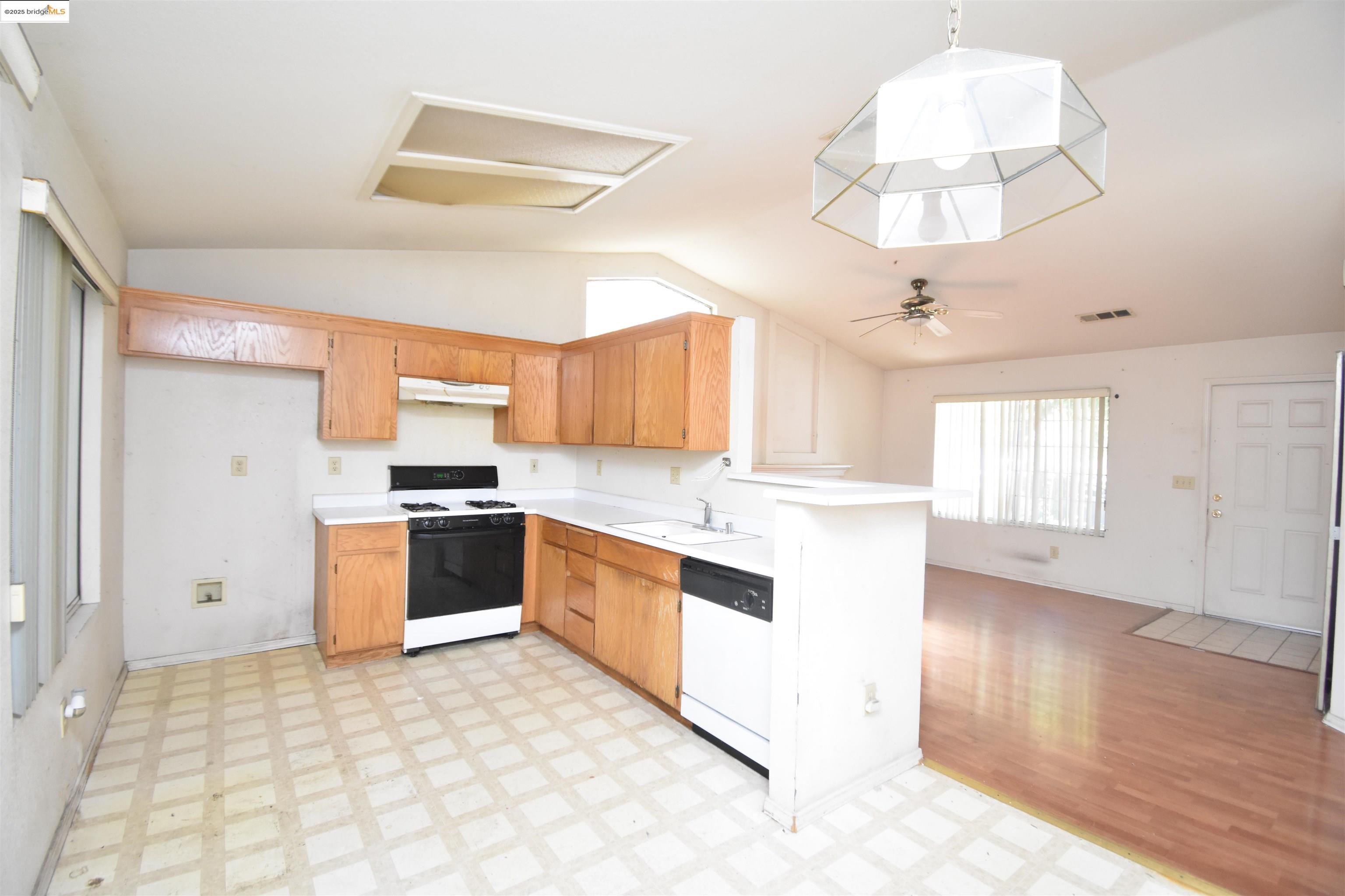 Detail Gallery Image 5 of 18 For 2960 Hebron Ln, Stockton,  CA 95206 - 3 Beds | 2 Baths