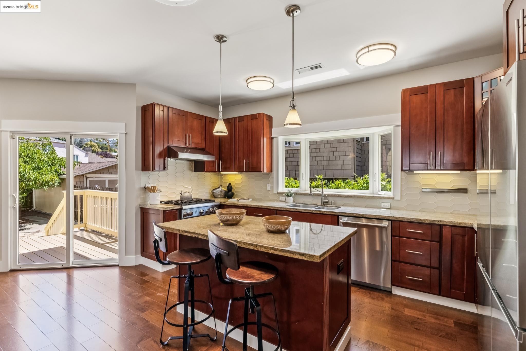 Detail Gallery Image 6 of 60 For 3328 Kansas St, Oakland,  CA 94602 - 4 Beds | 3 Baths
