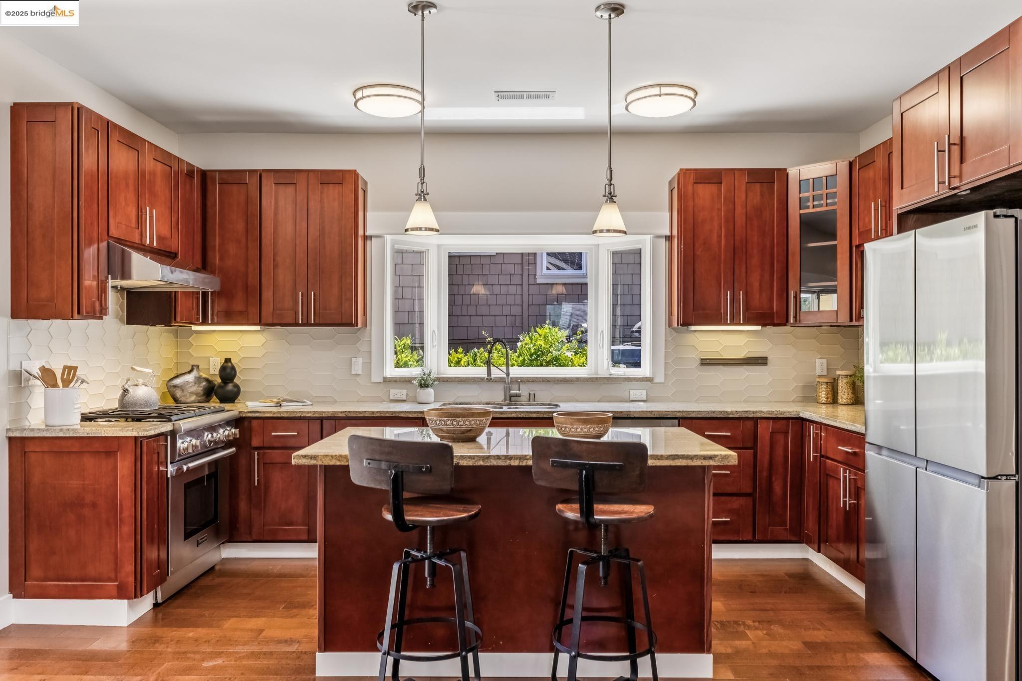 Detail Gallery Image 7 of 60 For 3328 Kansas St, Oakland,  CA 94602 - 4 Beds | 3 Baths