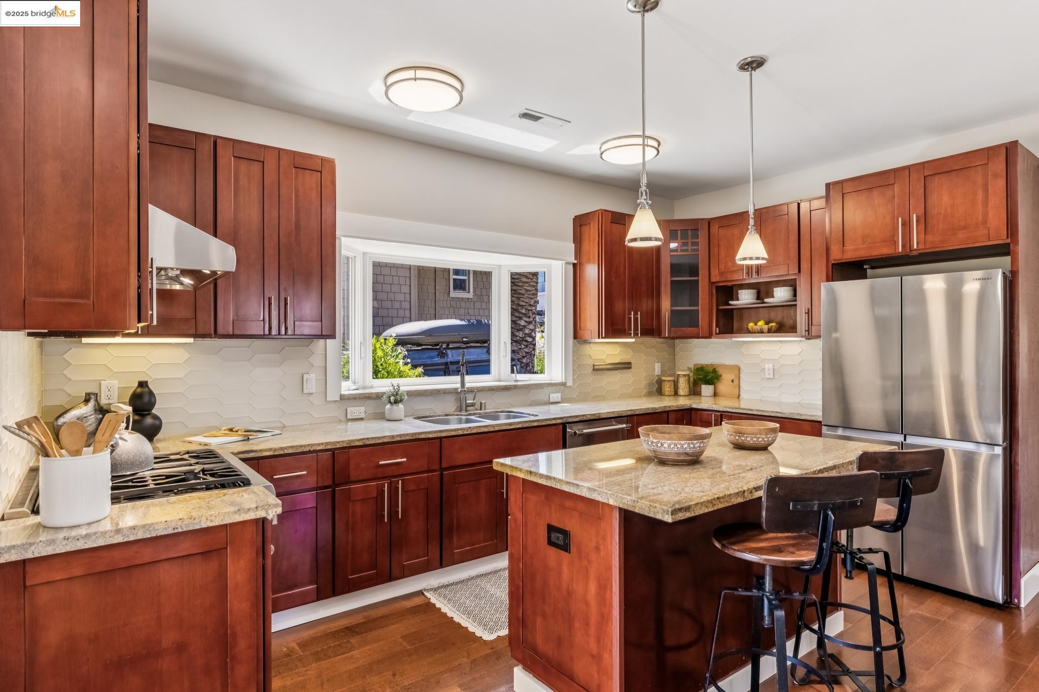 Detail Gallery Image 8 of 60 For 3328 Kansas St, Oakland,  CA 94602 - 4 Beds | 3 Baths