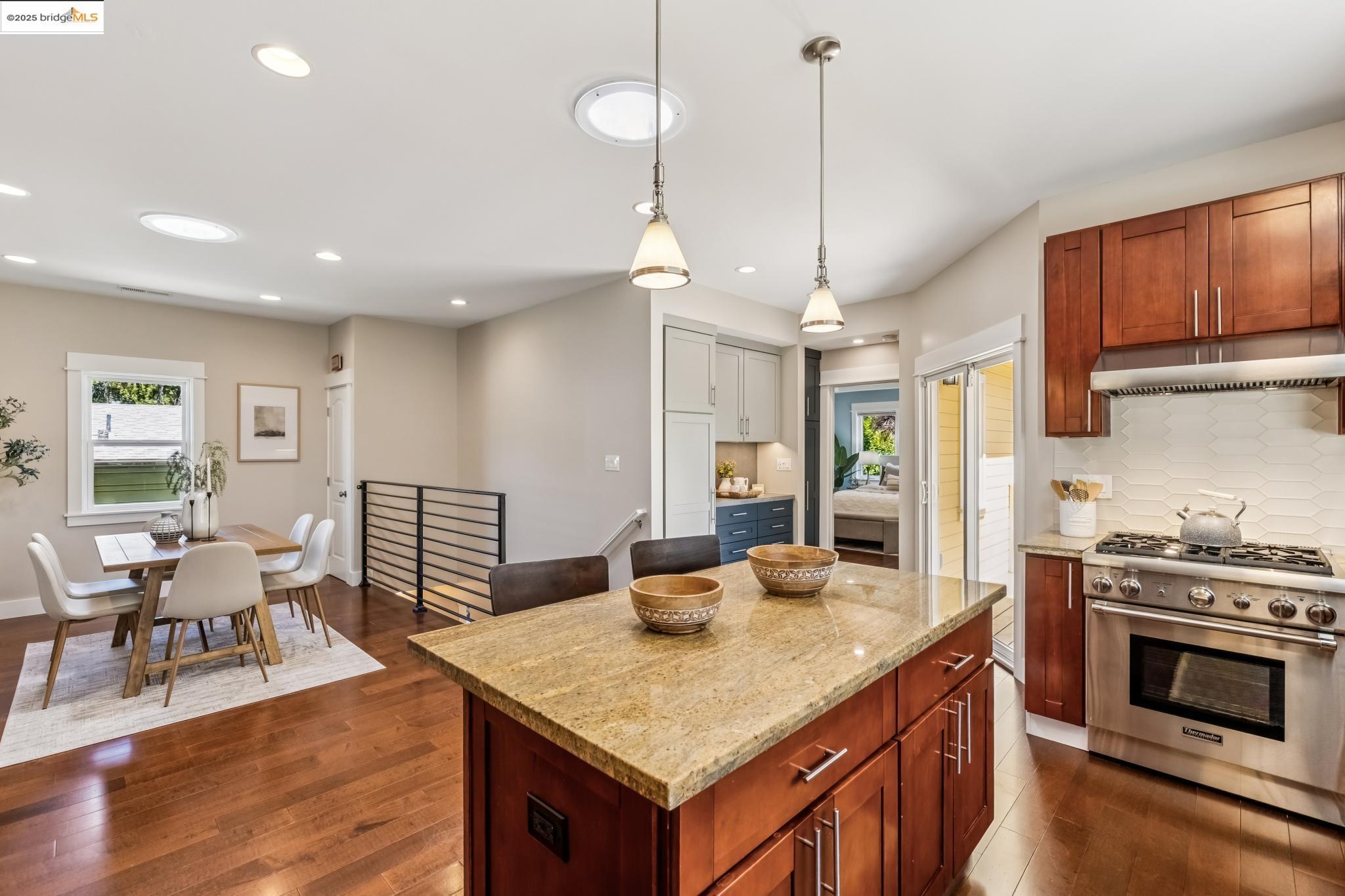 Detail Gallery Image 10 of 60 For 3328 Kansas St, Oakland,  CA 94602 - 4 Beds | 3 Baths