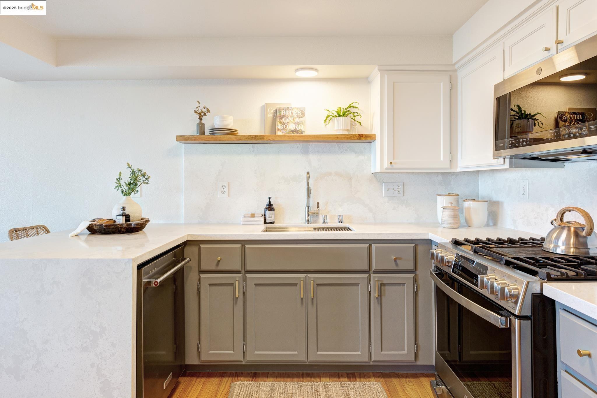 Detail Gallery Image 21 of 59 For 4353 Terrabella Way, Oakland,  CA 94619 - 3 Beds | 2/1 Baths