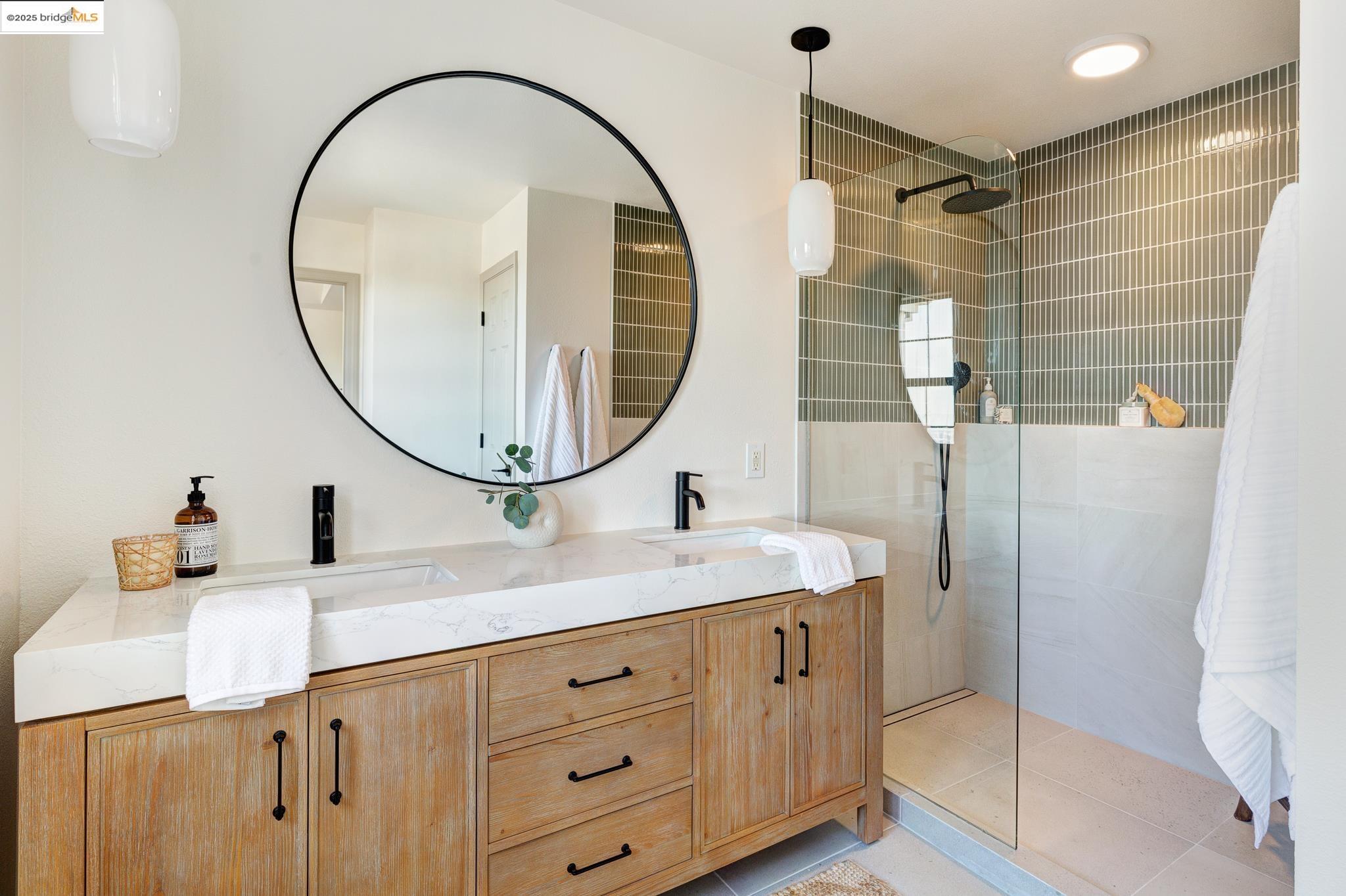 Detail Gallery Image 4 of 59 For 4353 Terrabella Way, Oakland,  CA 94619 - 3 Beds | 2/1 Baths
