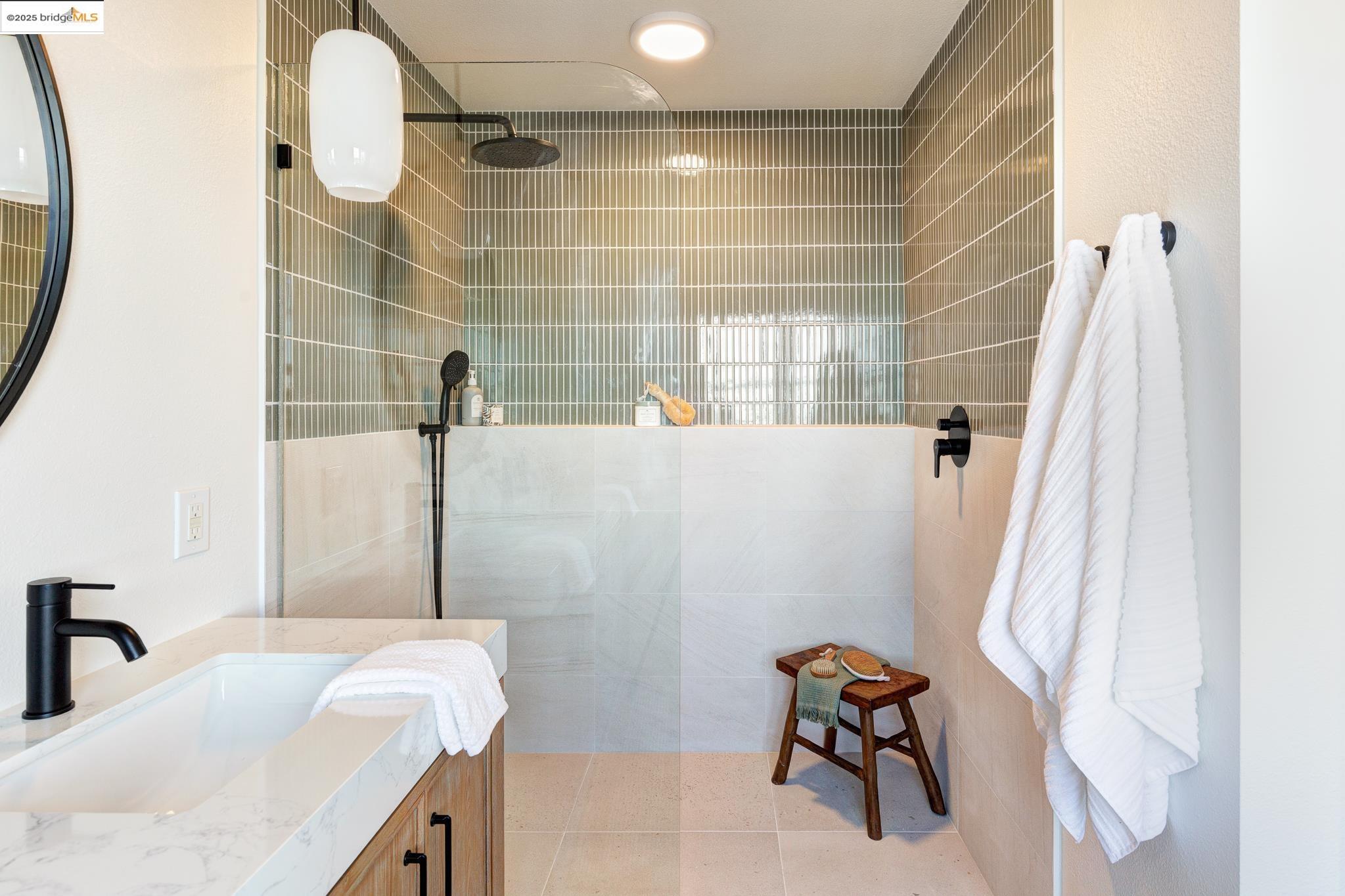 Detail Gallery Image 33 of 59 For 4353 Terrabella Way, Oakland,  CA 94619 - 3 Beds | 2/1 Baths