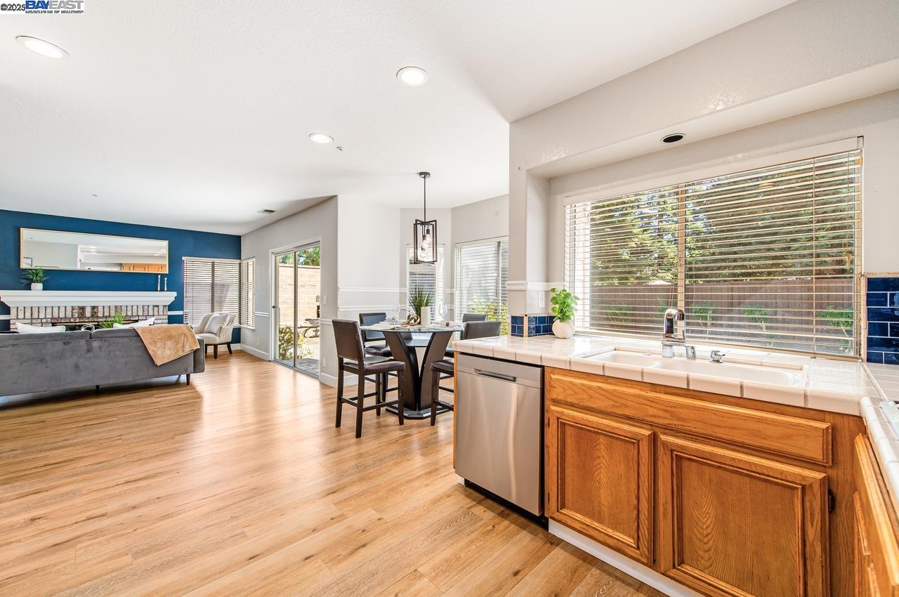 Detail Gallery Image 12 of 49 For 635 Zermatt St, Livermore,  CA 94551 - 5 Beds | 3 Baths