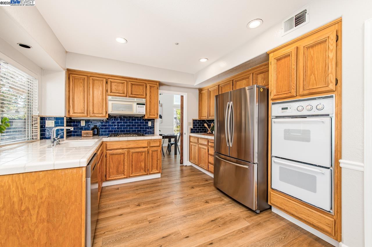 Detail Gallery Image 13 of 49 For 635 Zermatt St, Livermore,  CA 94551 - 5 Beds | 3 Baths