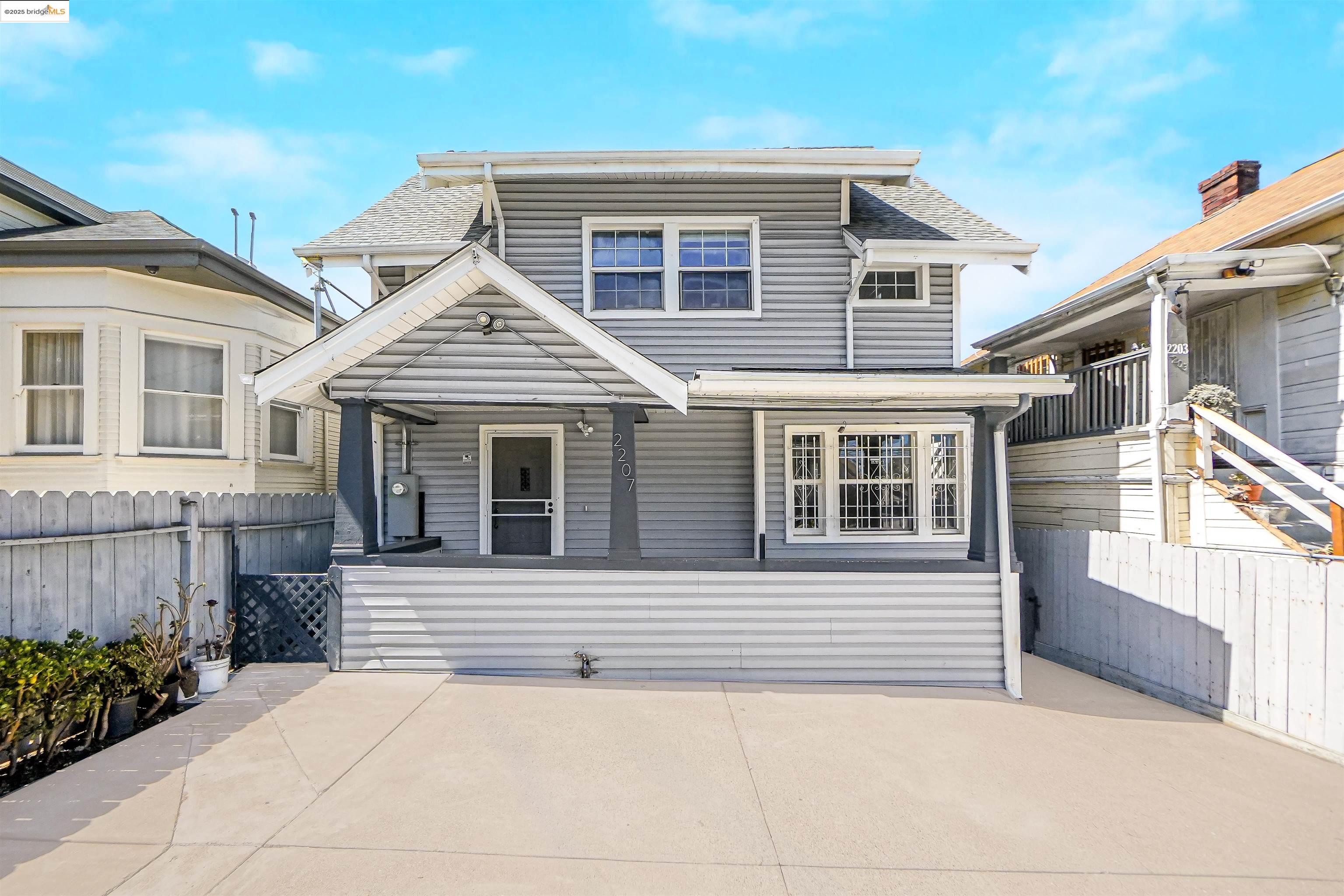 Detail Gallery Image 1 of 30 For 2207 E 19th St, Oakland,  CA 94606 - 4 Beds | 1/1 Baths