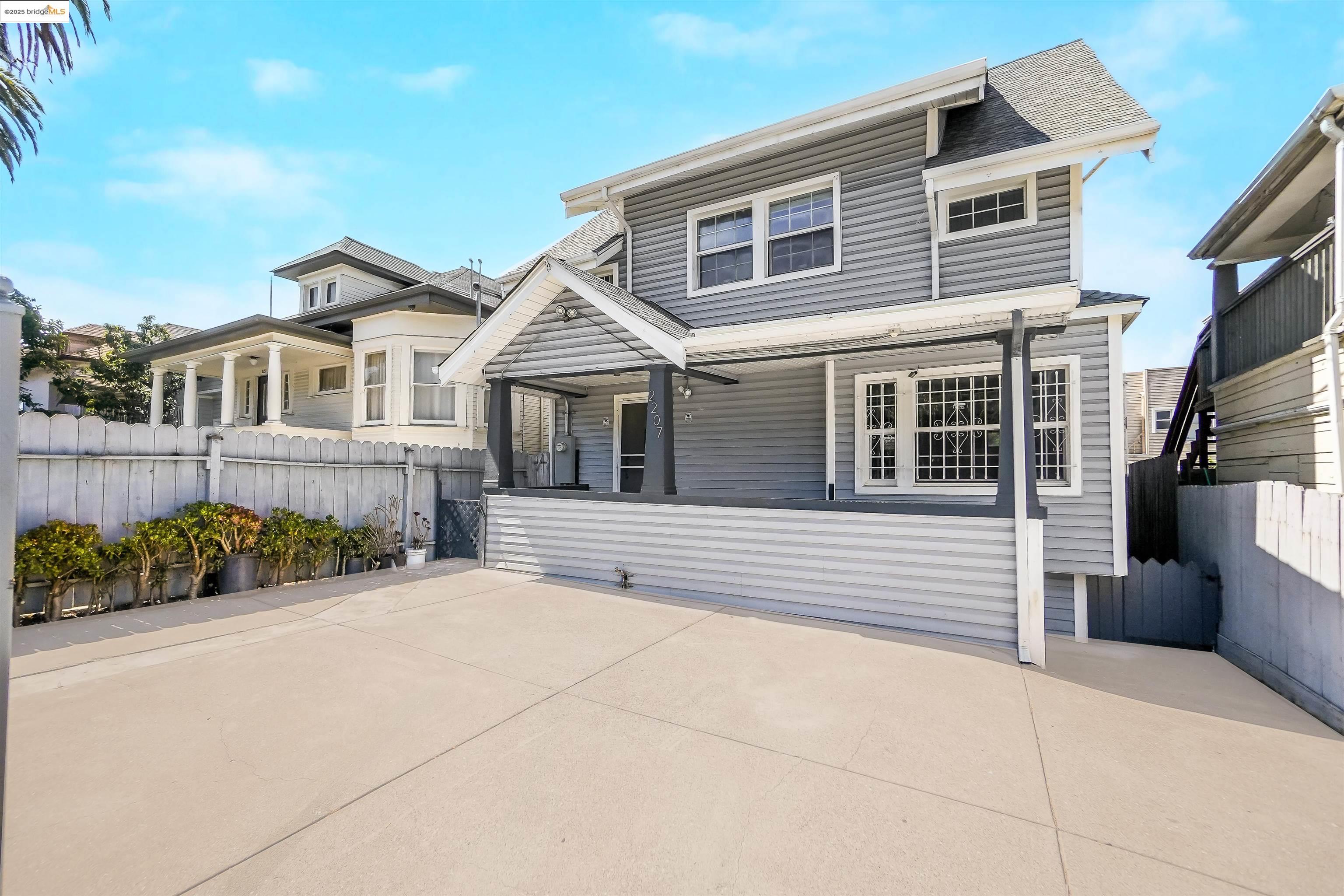 Detail Gallery Image 2 of 30 For 2207 E 19th St, Oakland,  CA 94606 - 4 Beds | 1/1 Baths
