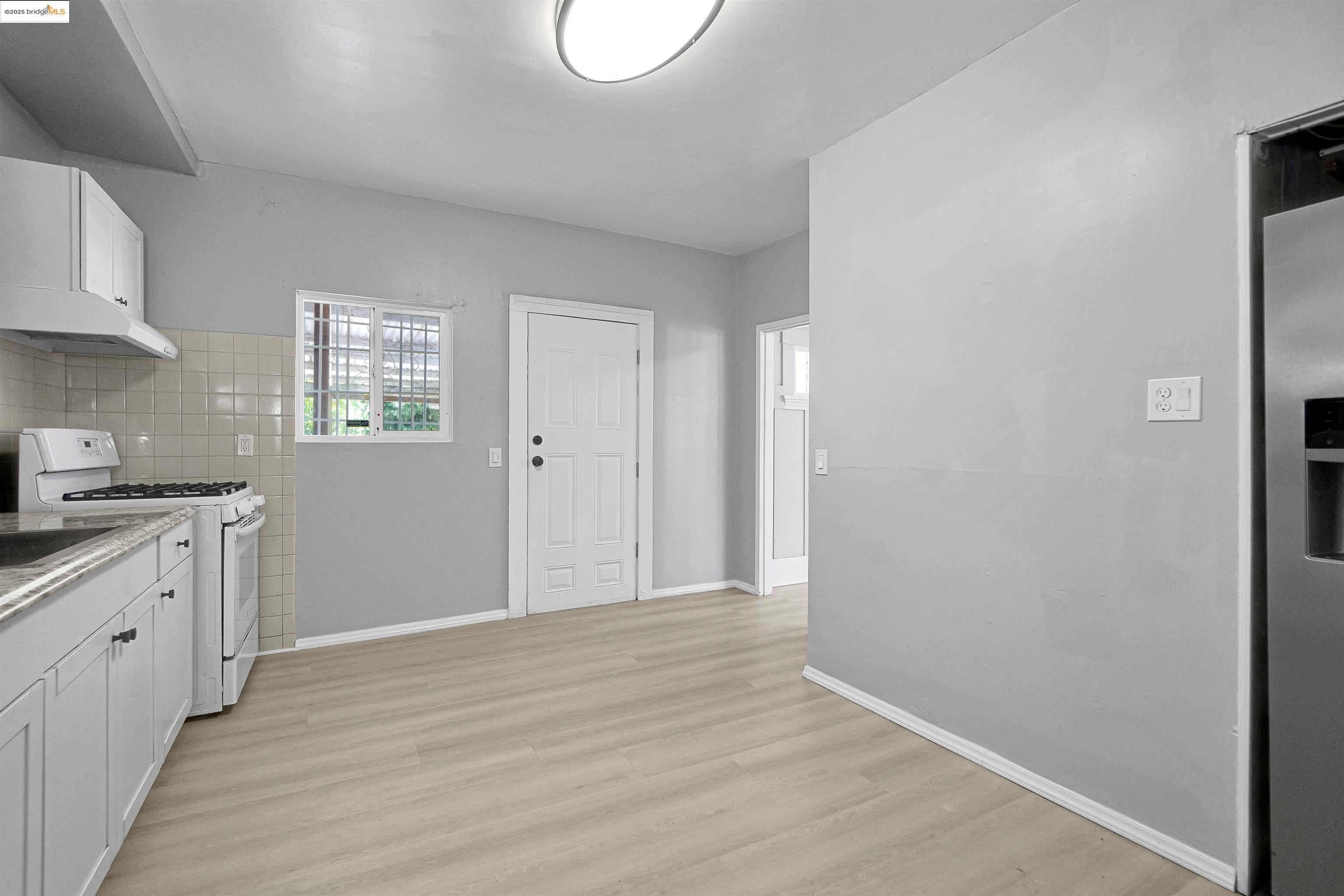 Detail Gallery Image 12 of 30 For 2207 E 19th St, Oakland,  CA 94606 - 4 Beds | 1/1 Baths