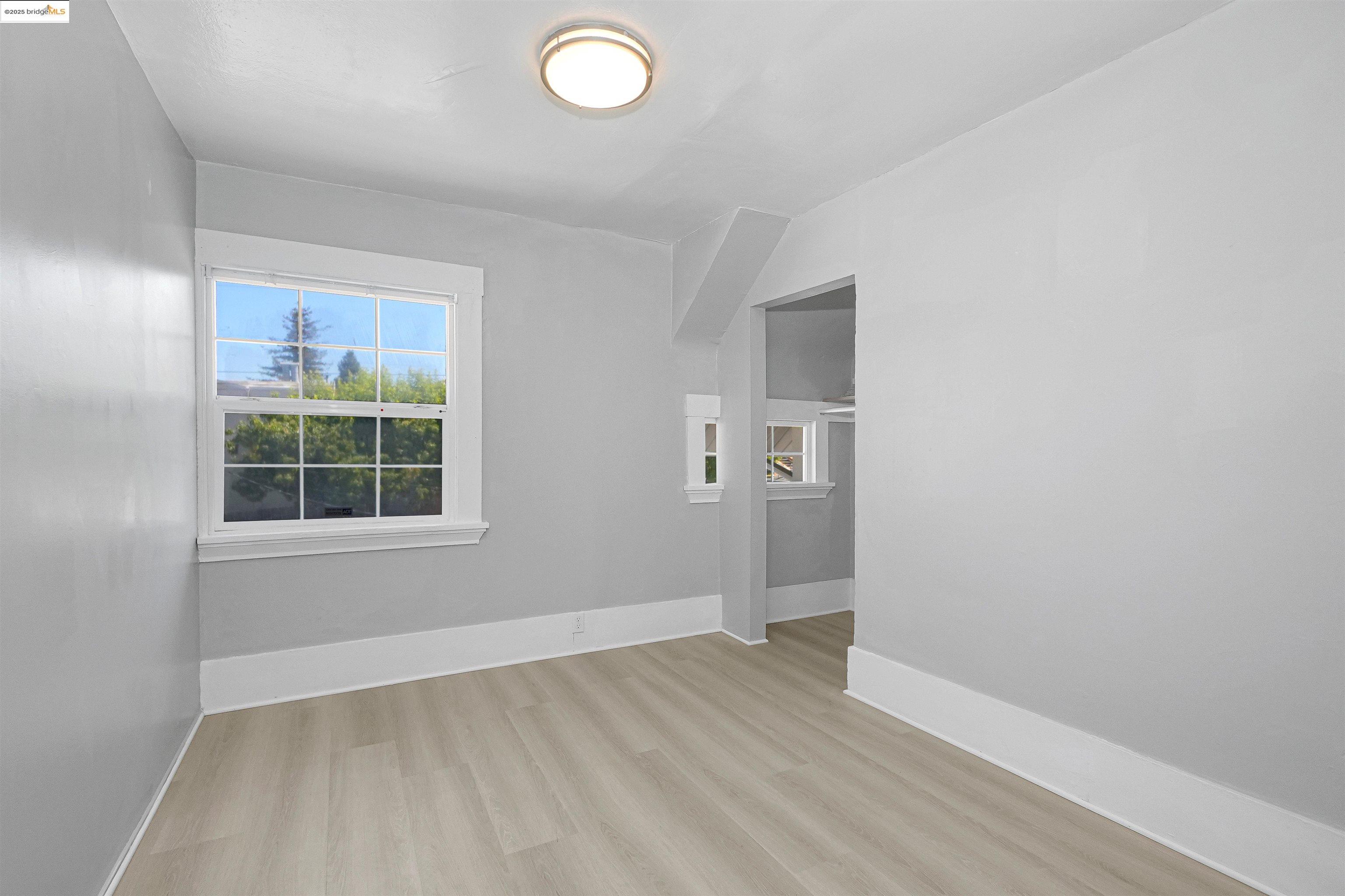 Detail Gallery Image 16 of 30 For 2207 E 19th St, Oakland,  CA 94606 - 4 Beds | 1/1 Baths