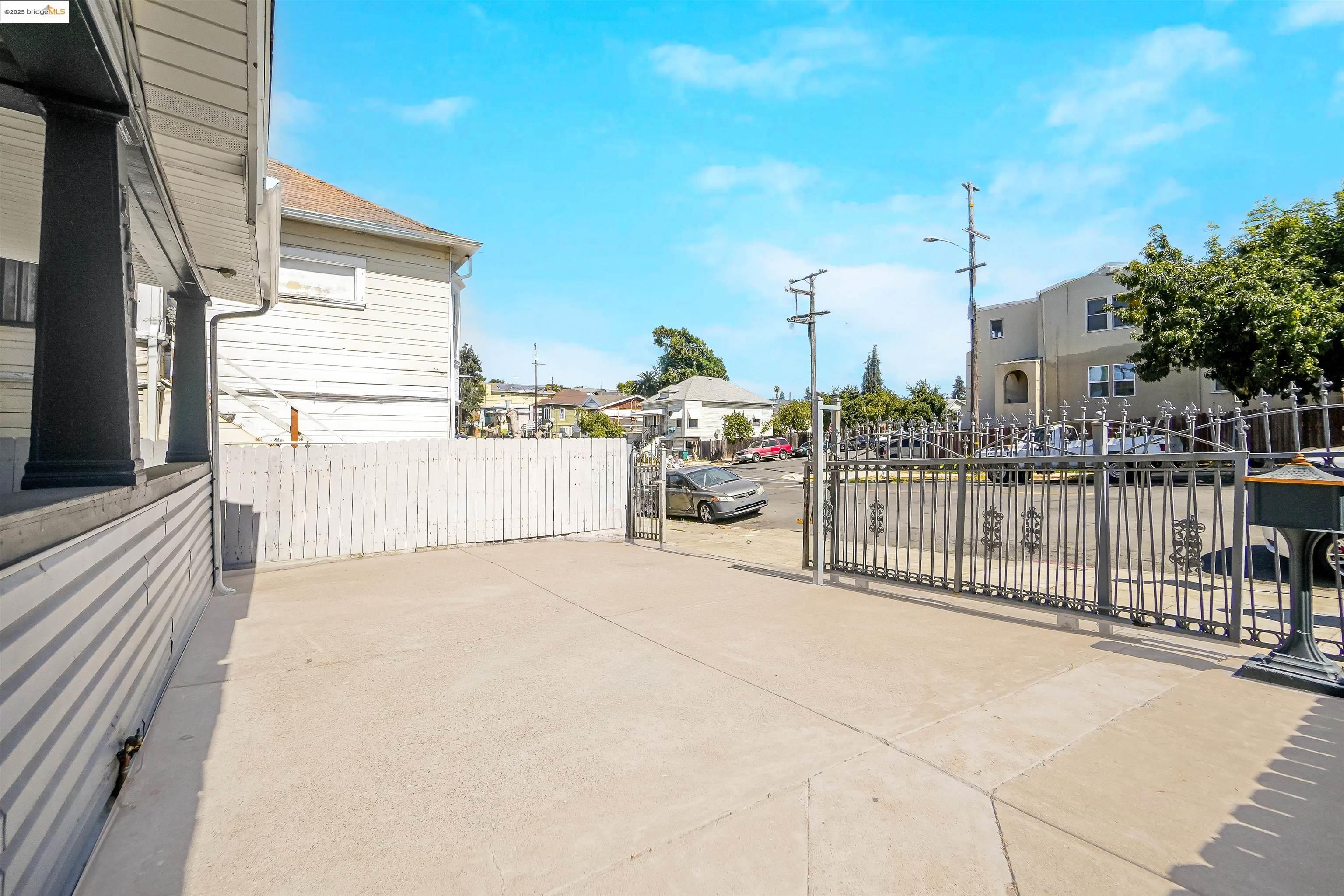 Detail Gallery Image 3 of 30 For 2207 E 19th St, Oakland,  CA 94606 - 4 Beds | 1/1 Baths