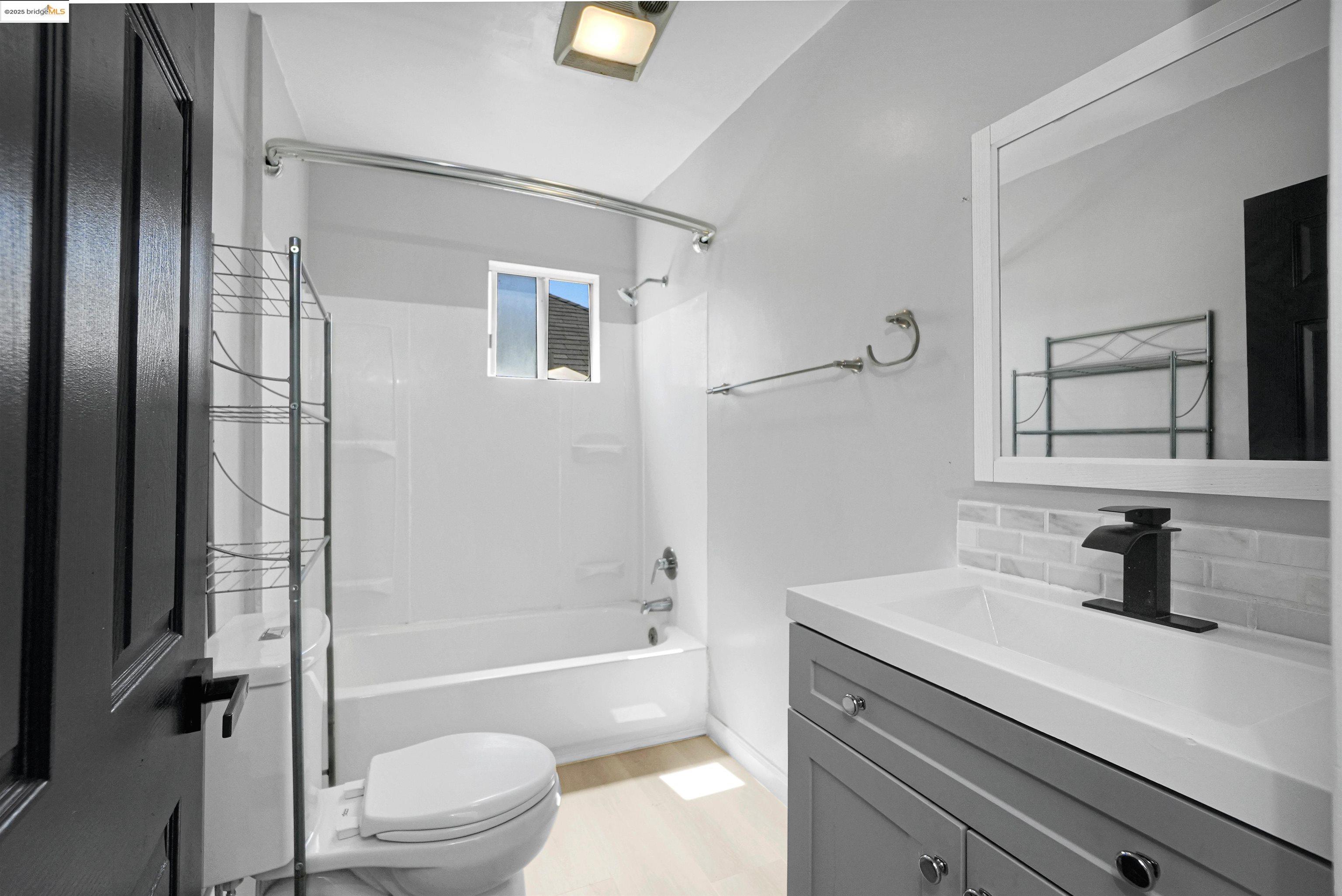 Detail Gallery Image 22 of 30 For 2207 E 19th St, Oakland,  CA 94606 - 4 Beds | 1/1 Baths