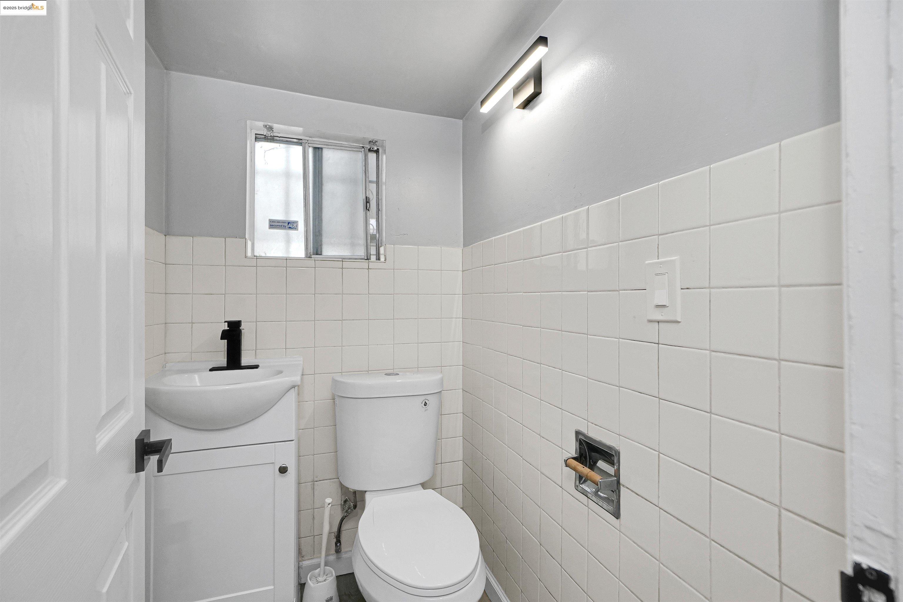 Detail Gallery Image 24 of 30 For 2207 E 19th St, Oakland,  CA 94606 - 4 Beds | 1/1 Baths