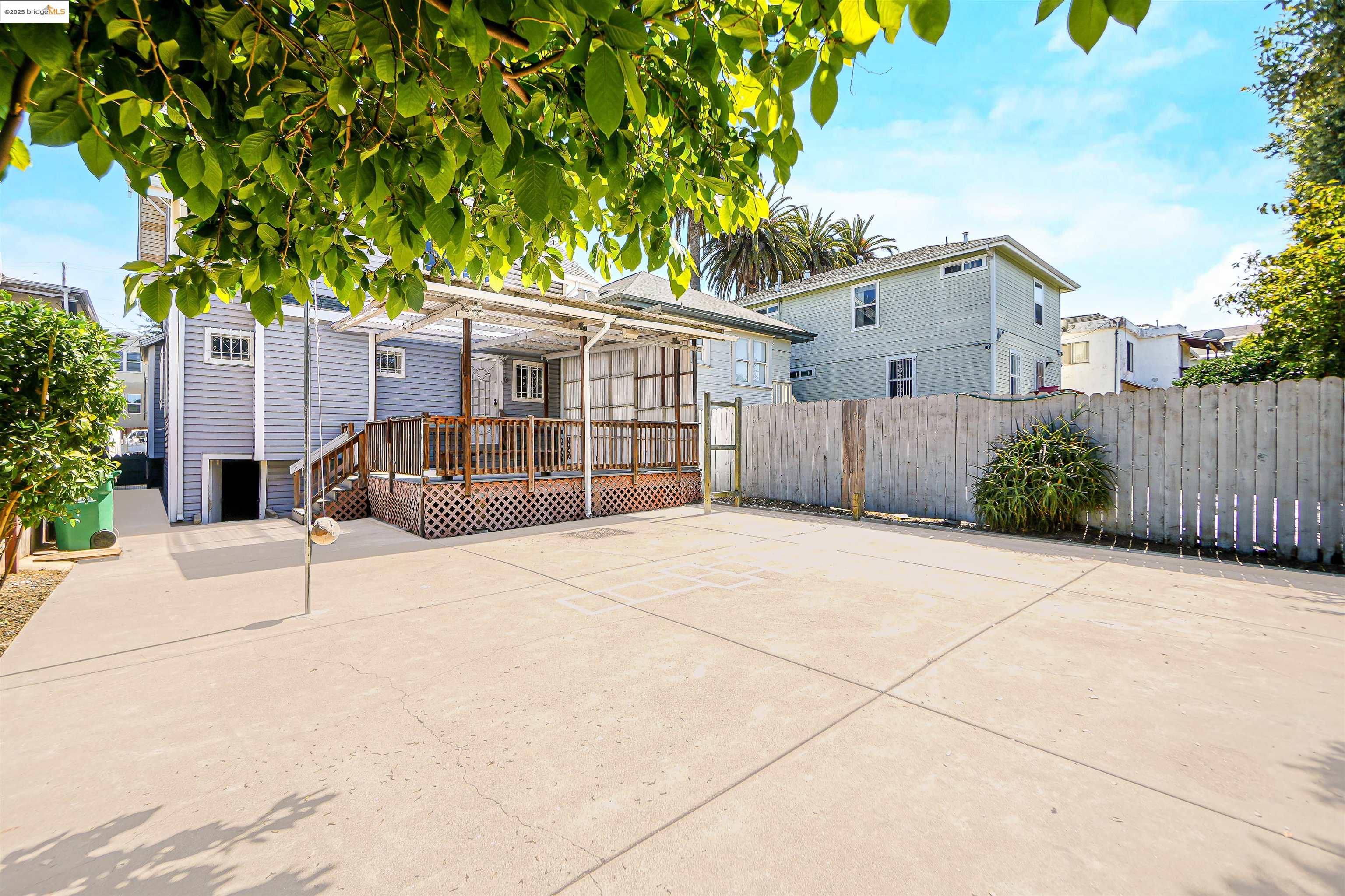 Detail Gallery Image 27 of 30 For 2207 E 19th St, Oakland,  CA 94606 - 4 Beds | 1/1 Baths