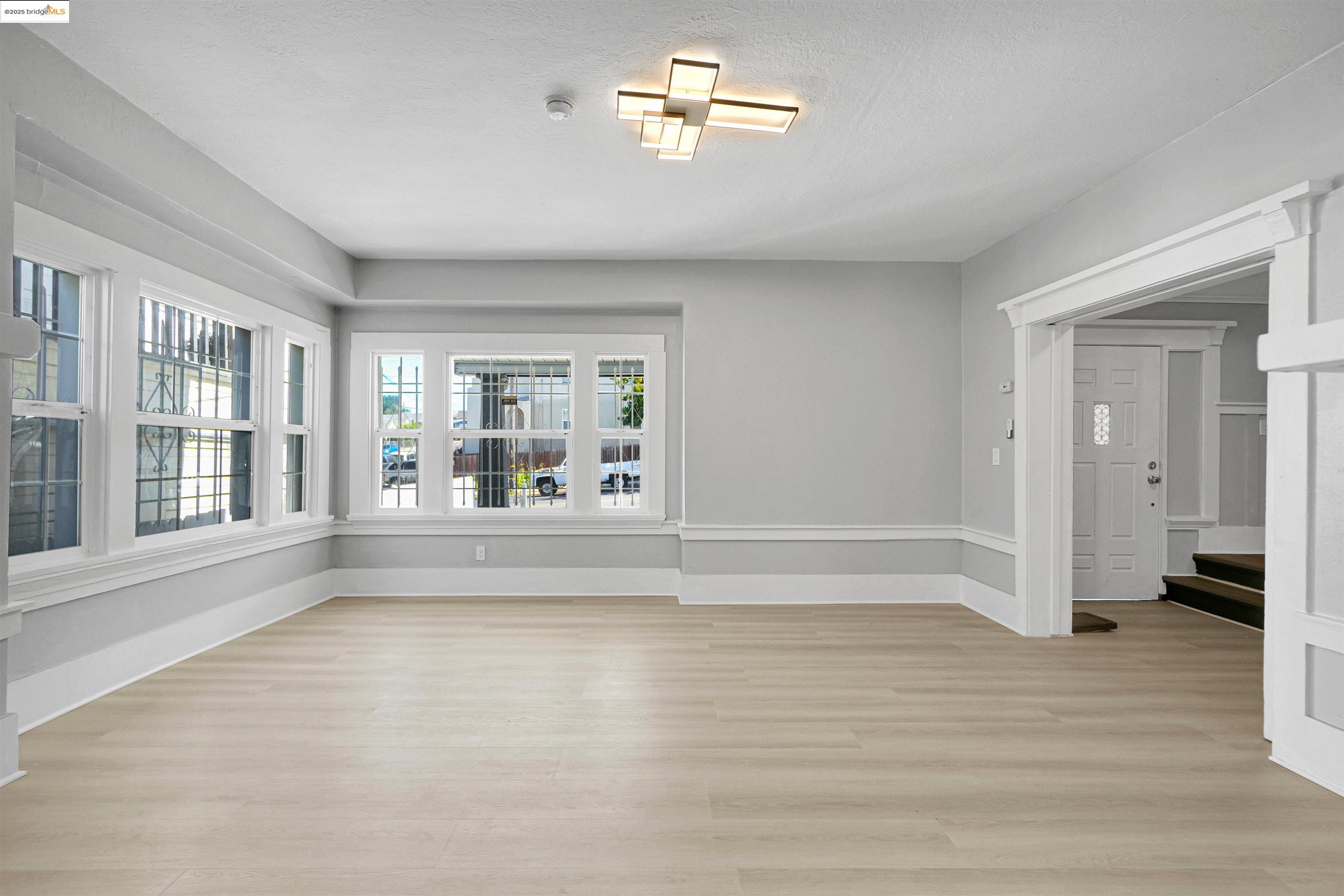 Detail Gallery Image 6 of 30 For 2207 E 19th St, Oakland,  CA 94606 - 4 Beds | 1/1 Baths