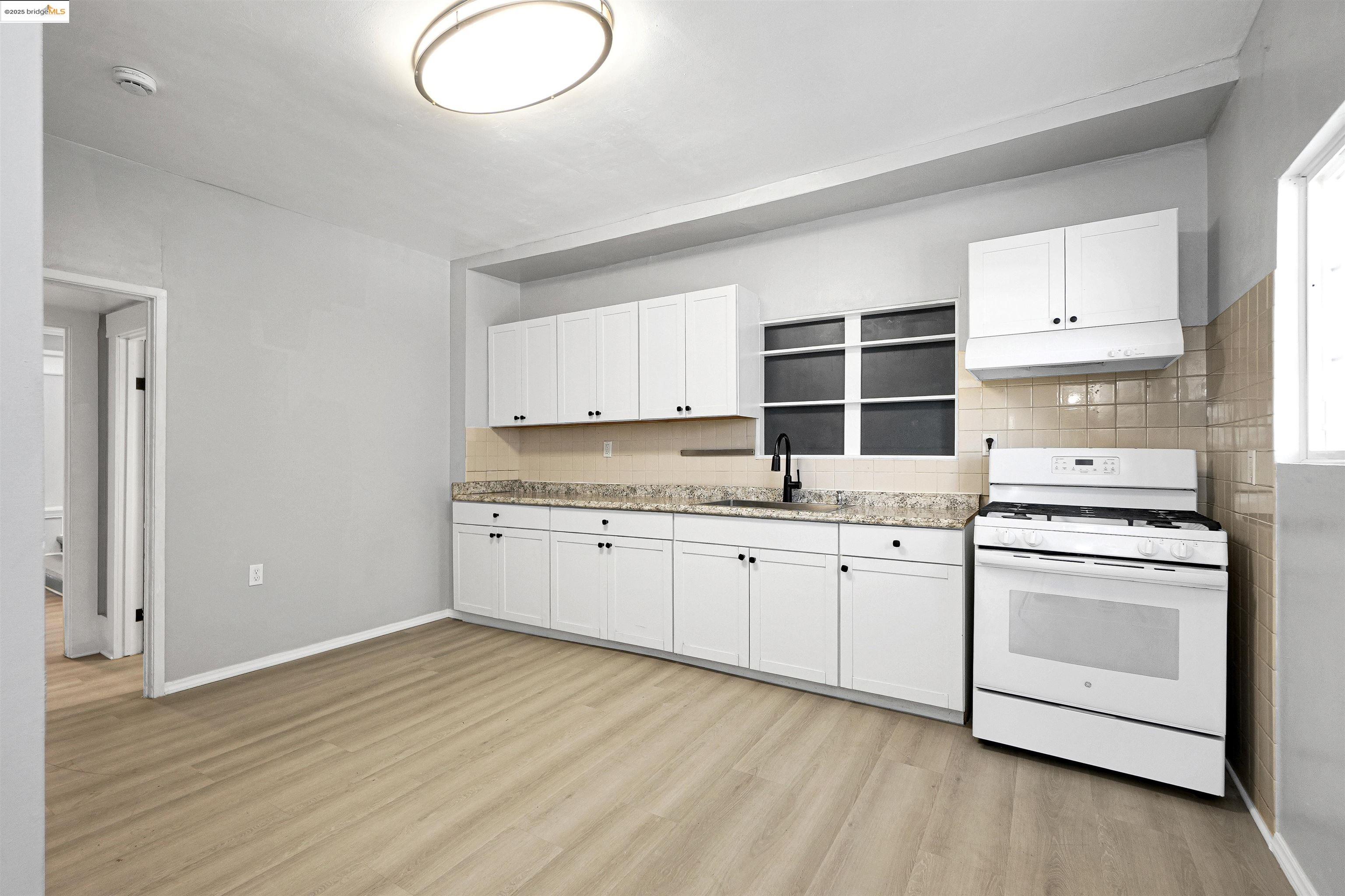 Detail Gallery Image 9 of 30 For 2207 E 19th St, Oakland,  CA 94606 - 4 Beds | 1/1 Baths