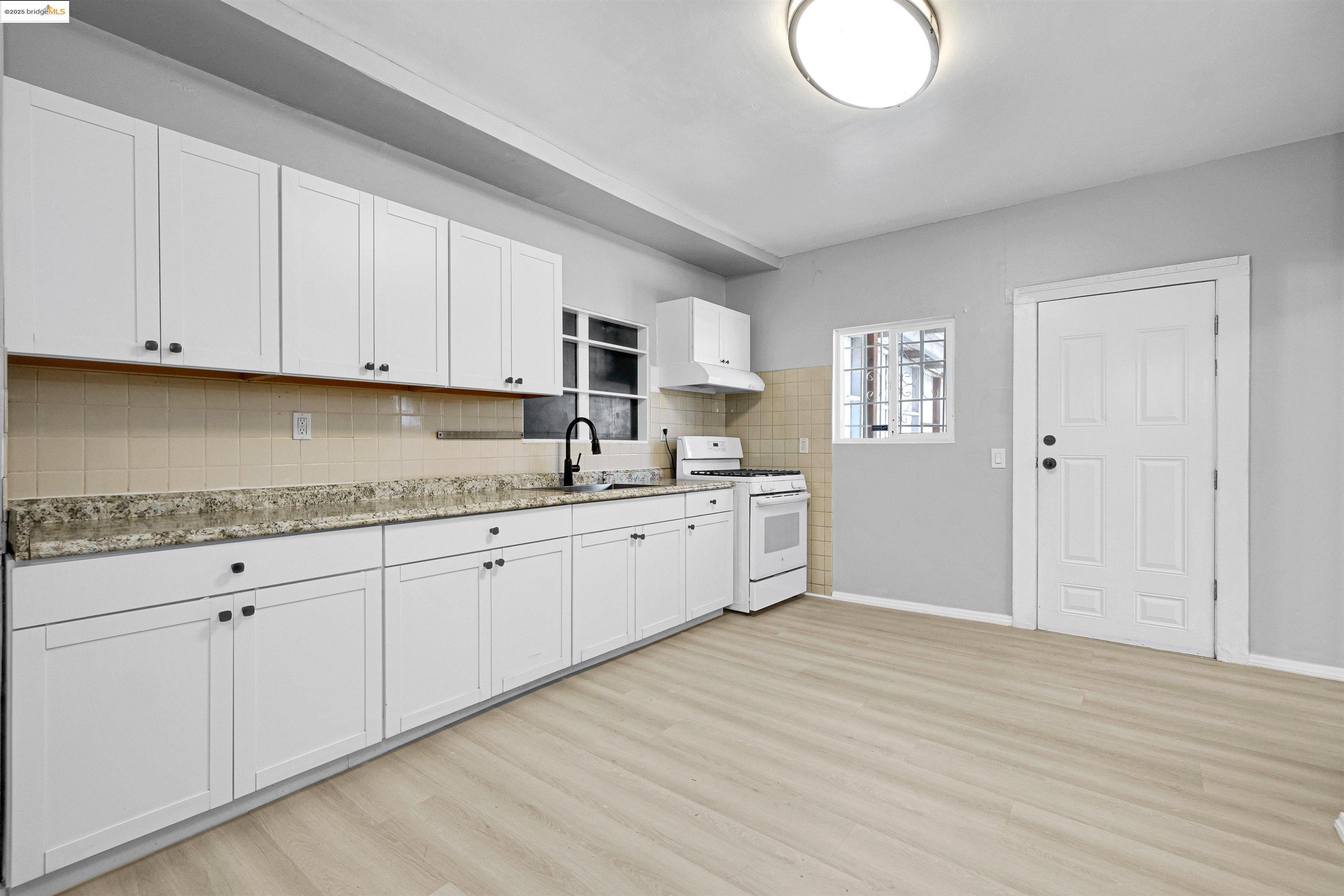 Detail Gallery Image 10 of 30 For 2207 E 19th St, Oakland,  CA 94606 - 4 Beds | 1/1 Baths
