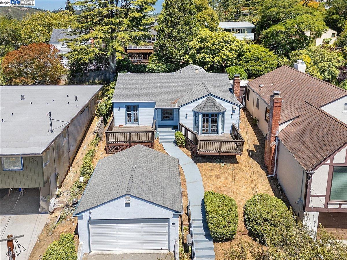 Detail Gallery Image 2 of 23 For 543 Grizzly Peak Blvd, Berkeley,  CA 94708 - 3 Beds | 2 Baths