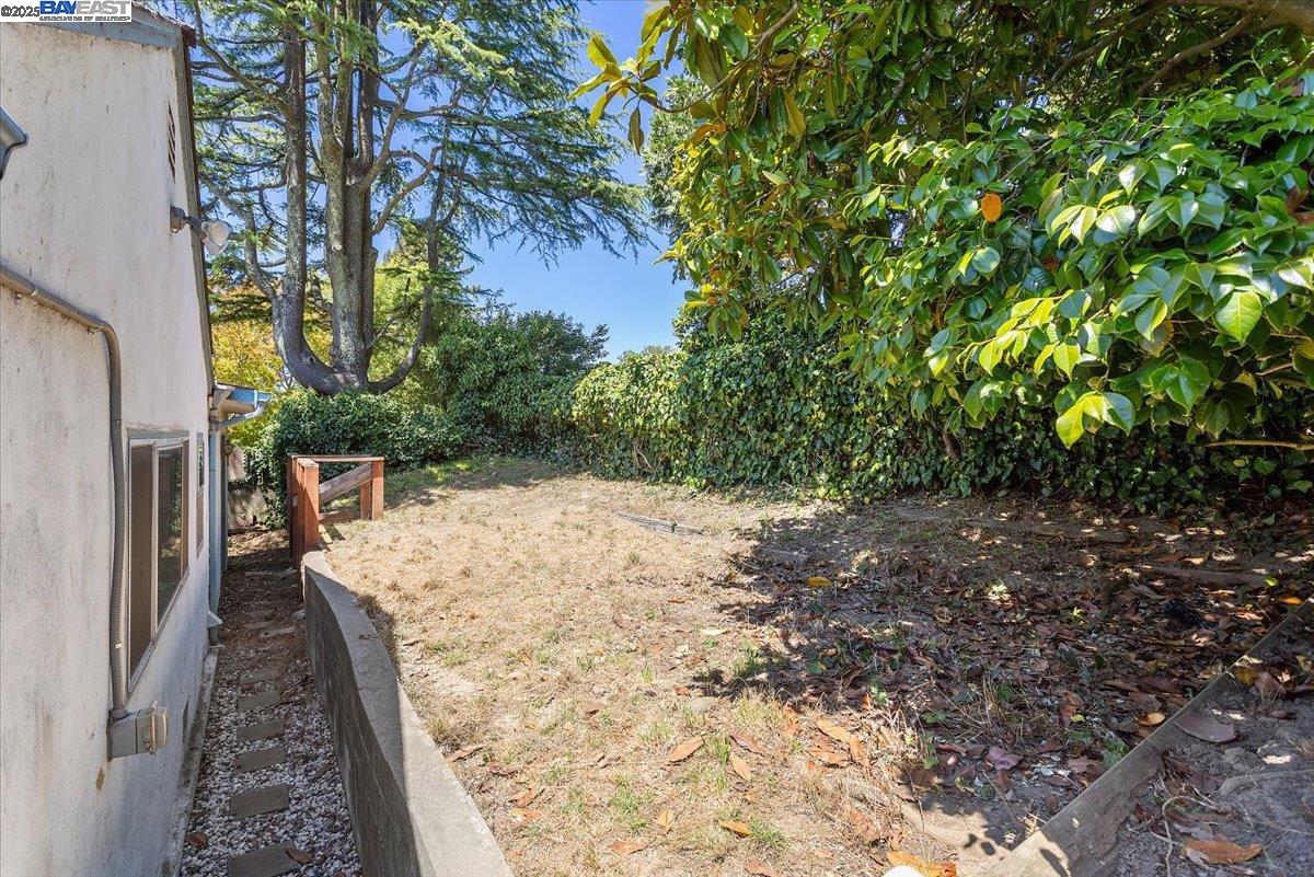 Detail Gallery Image 13 of 23 For 543 Grizzly Peak Blvd, Berkeley,  CA 94708 - 3 Beds | 2 Baths