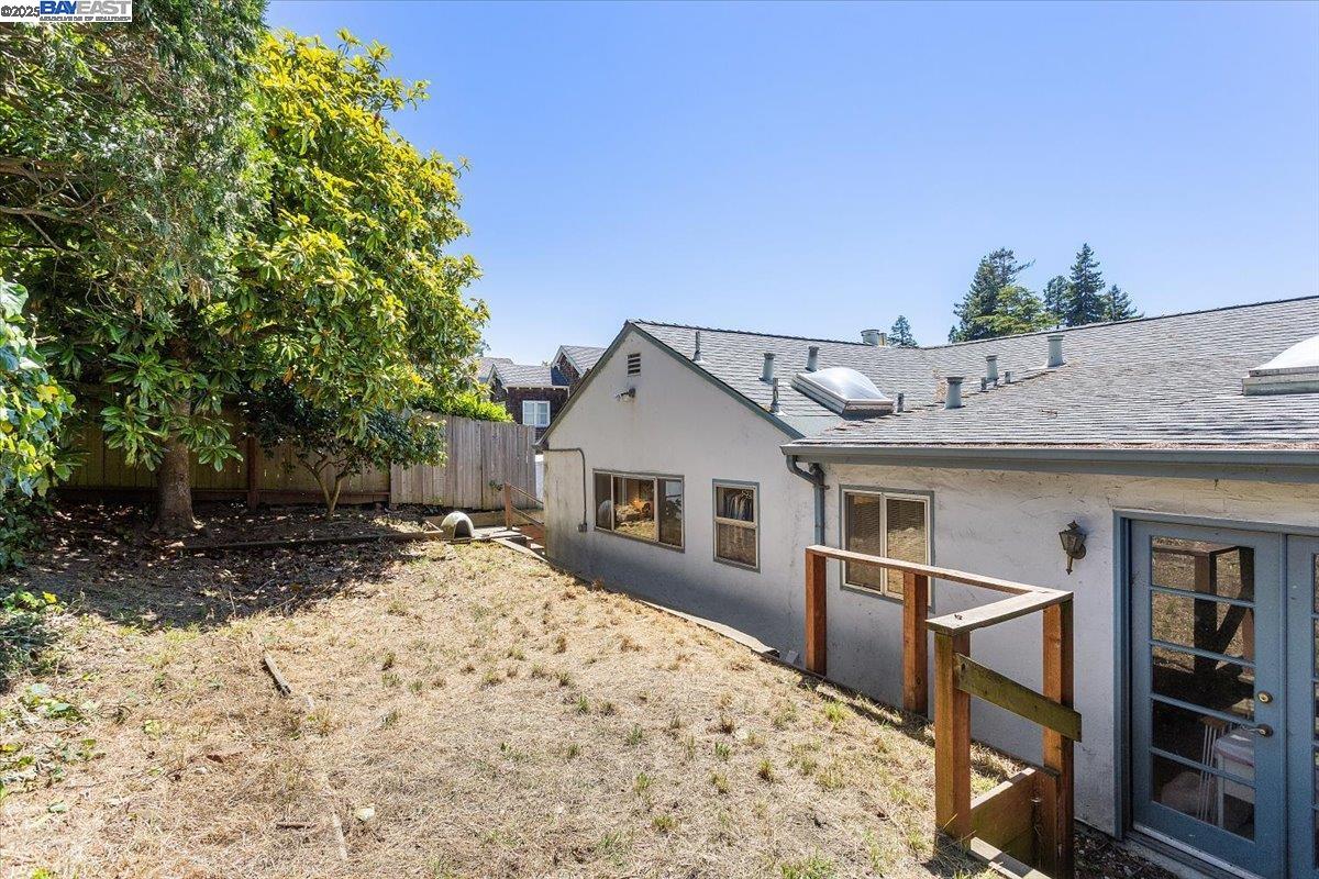 Detail Gallery Image 14 of 23 For 543 Grizzly Peak Blvd, Berkeley,  CA 94708 - 3 Beds | 2 Baths