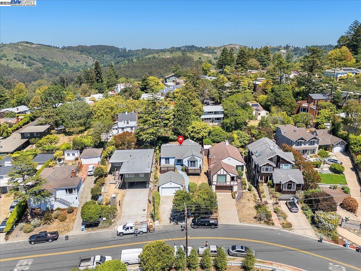 Detail Gallery Image 16 of 23 For 543 Grizzly Peak Blvd, Berkeley,  CA 94708 - 3 Beds | 2 Baths