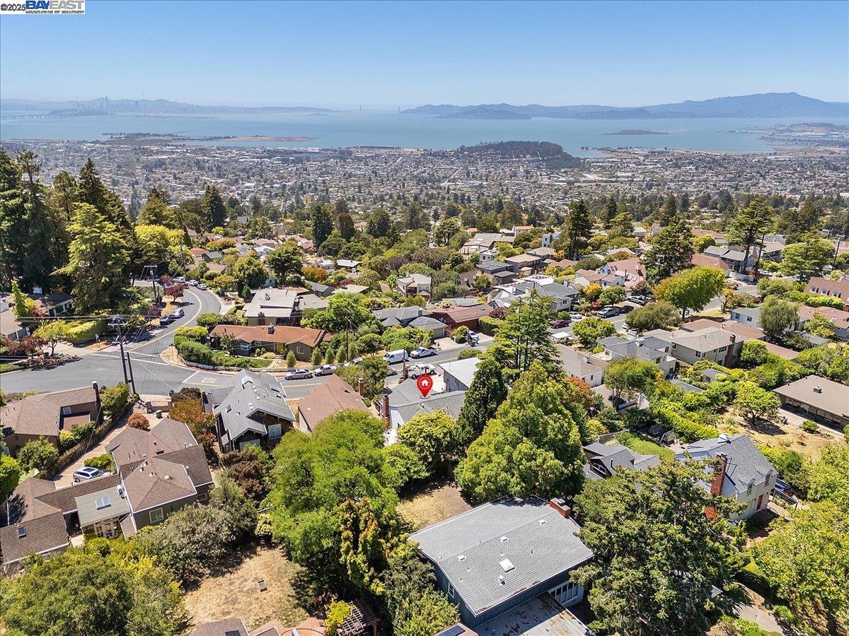 Detail Gallery Image 17 of 23 For 543 Grizzly Peak Blvd, Berkeley,  CA 94708 - 3 Beds | 2 Baths