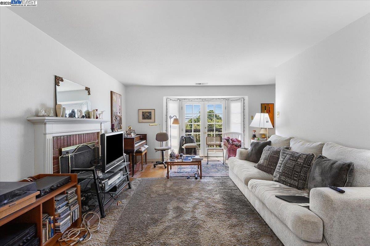 Detail Gallery Image 4 of 23 For 543 Grizzly Peak Blvd, Berkeley,  CA 94708 - 3 Beds | 2 Baths