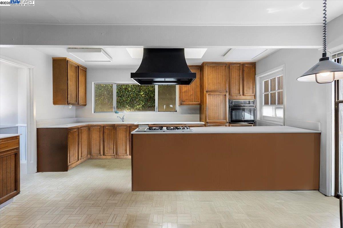 Detail Gallery Image 6 of 23 For 543 Grizzly Peak Blvd, Berkeley,  CA 94708 - 3 Beds | 2 Baths