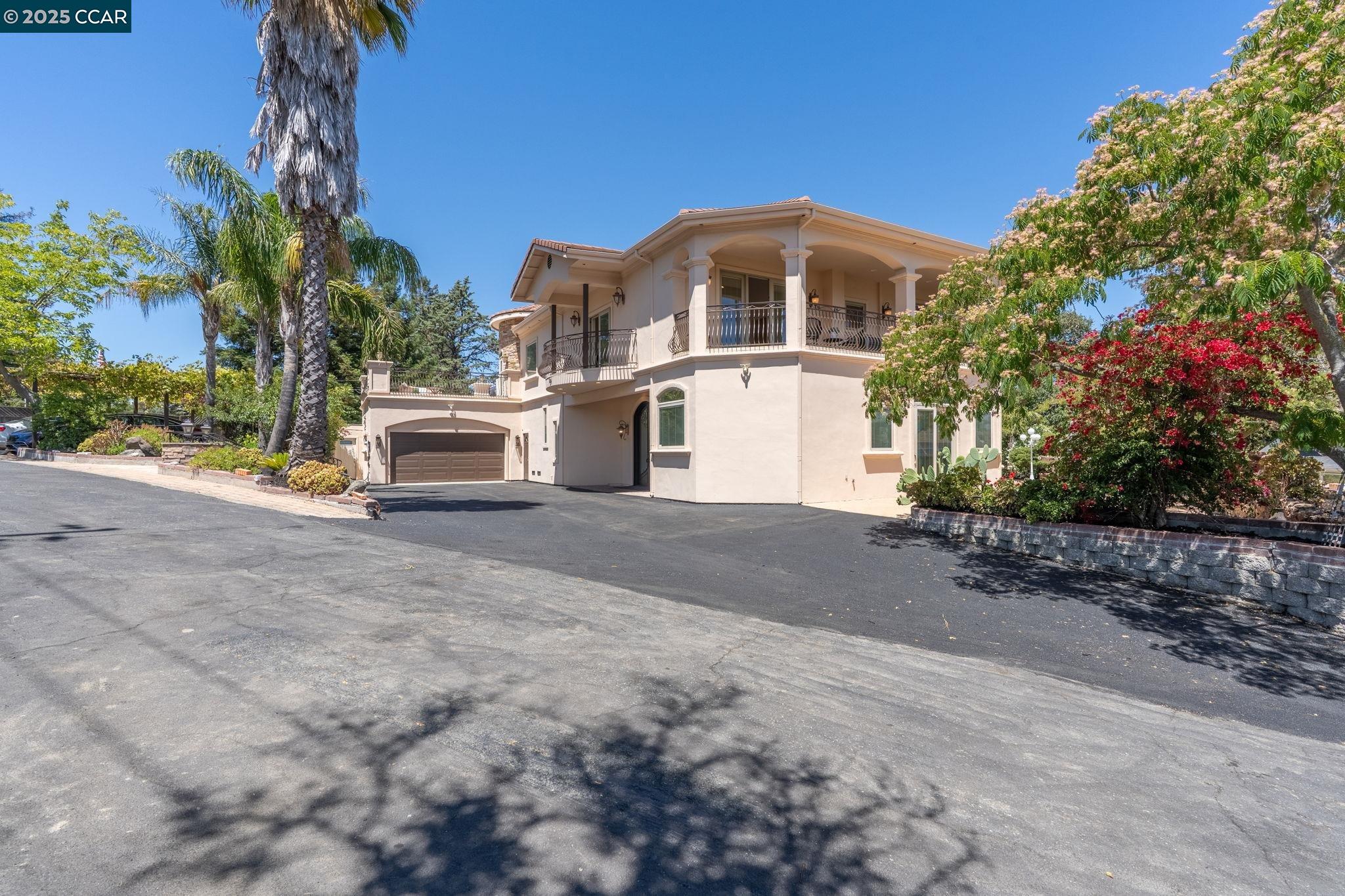 Detail Gallery Image 2 of 36 For 131 Montecito Crescent, Walnut Creek,  CA 94597 - 5 Beds | 5 Baths