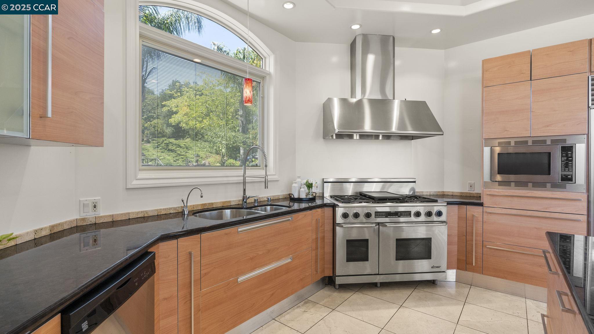 Detail Gallery Image 13 of 36 For 131 Montecito Crescent, Walnut Creek,  CA 94597 - 5 Beds | 5 Baths