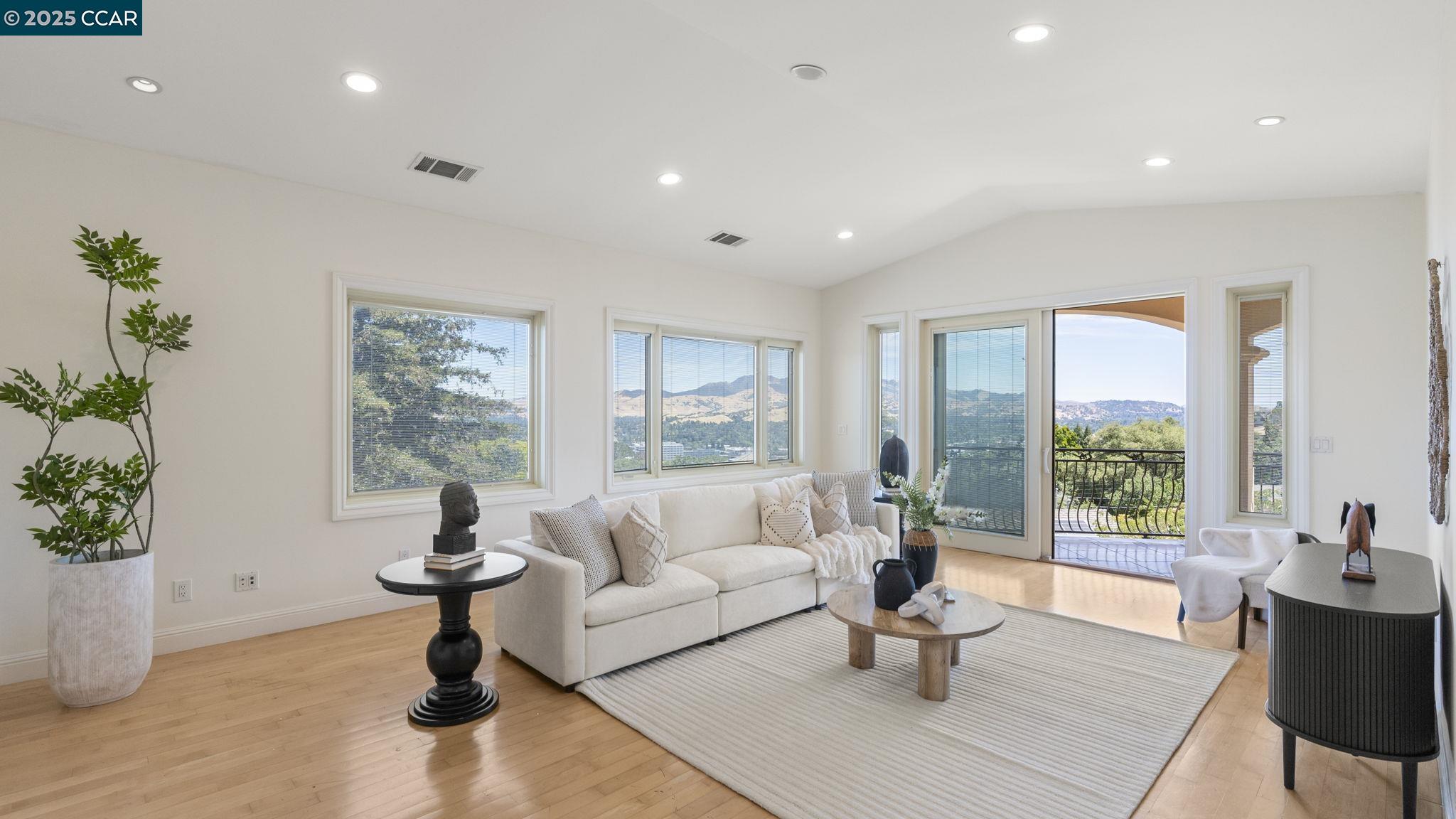 Detail Gallery Image 15 of 36 For 131 Montecito Crescent, Walnut Creek,  CA 94597 - 5 Beds | 5 Baths