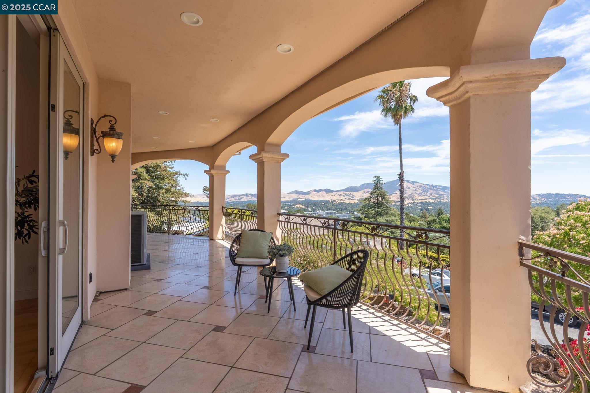 Detail Gallery Image 19 of 36 For 131 Montecito Crescent, Walnut Creek,  CA 94597 - 5 Beds | 5 Baths