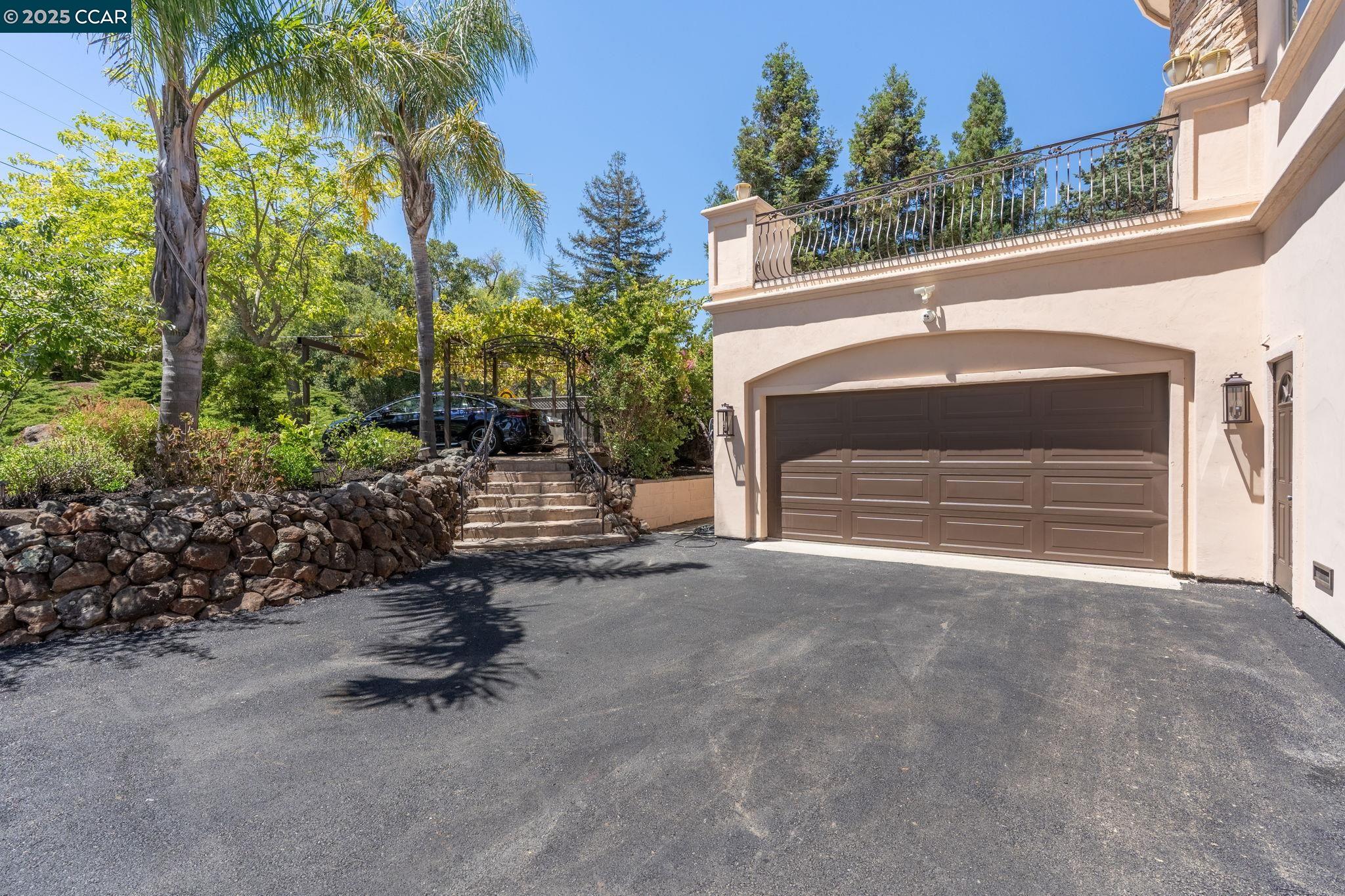Detail Gallery Image 3 of 36 For 131 Montecito Crescent, Walnut Creek,  CA 94597 - 5 Beds | 5 Baths