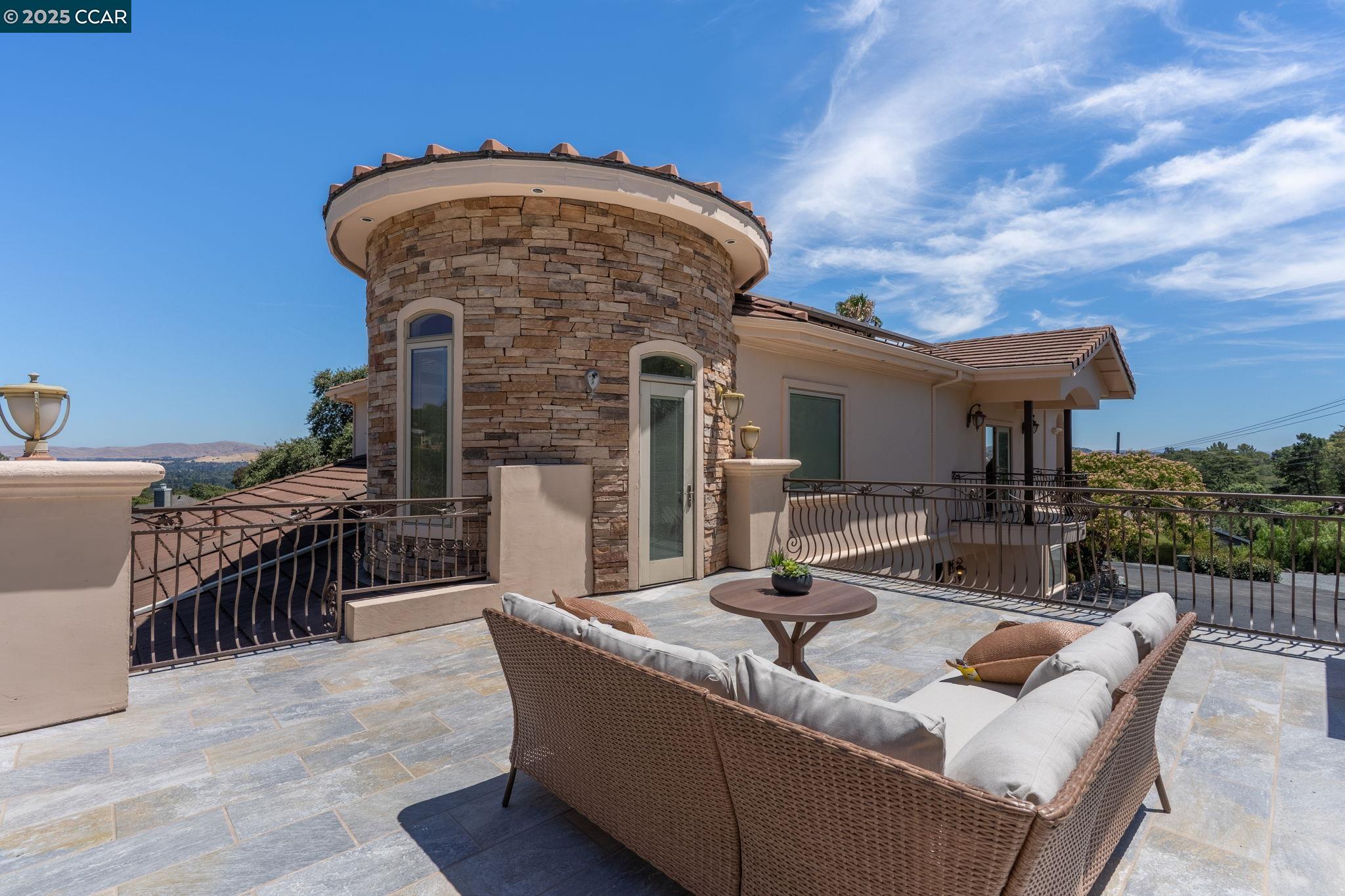 Detail Gallery Image 23 of 36 For 131 Montecito Crescent, Walnut Creek,  CA 94597 - 5 Beds | 5 Baths