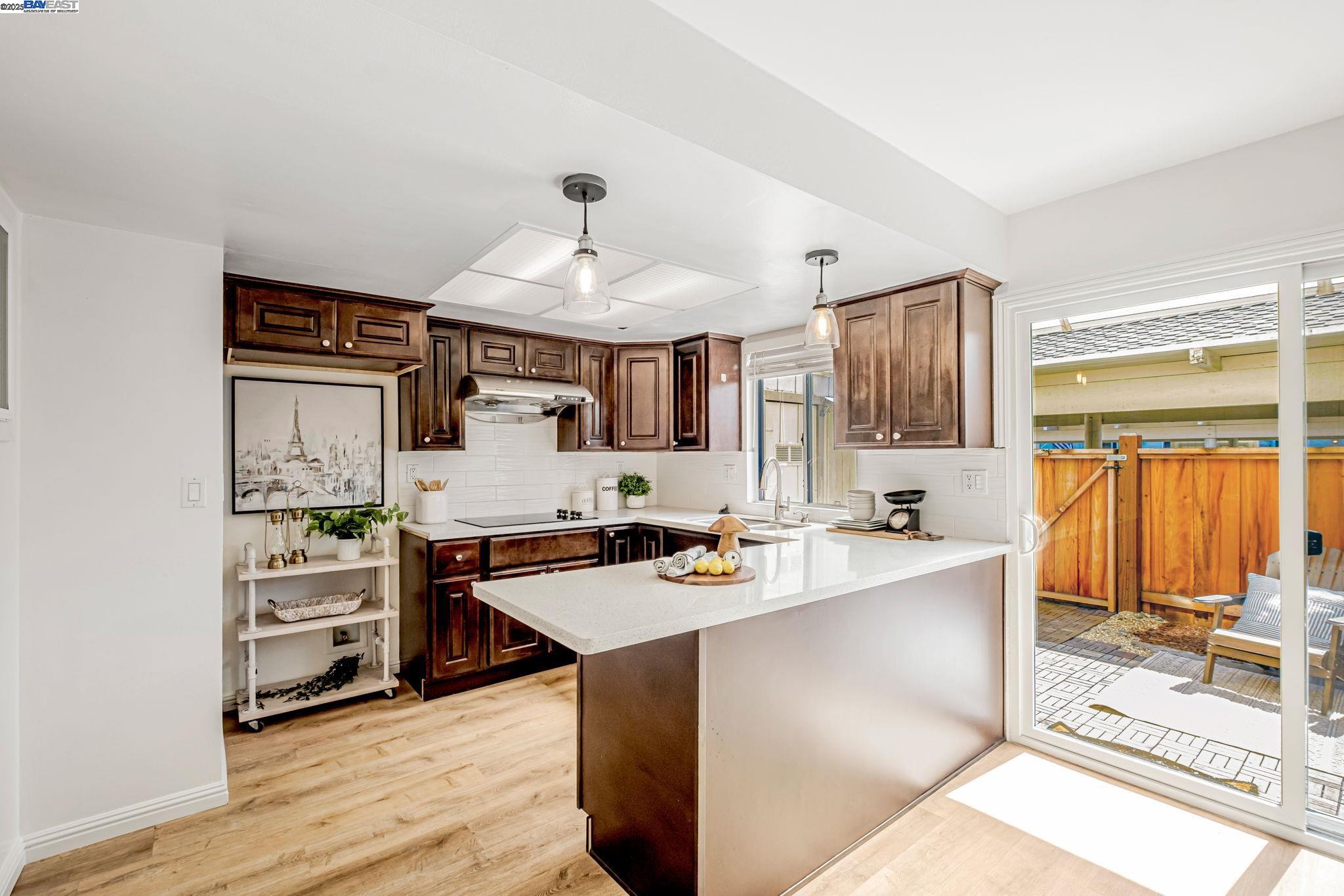 Detail Gallery Image 5 of 28 For 2474 Fairway Dr, San Leandro,  CA 94577 - 2 Beds | 1/1 Baths