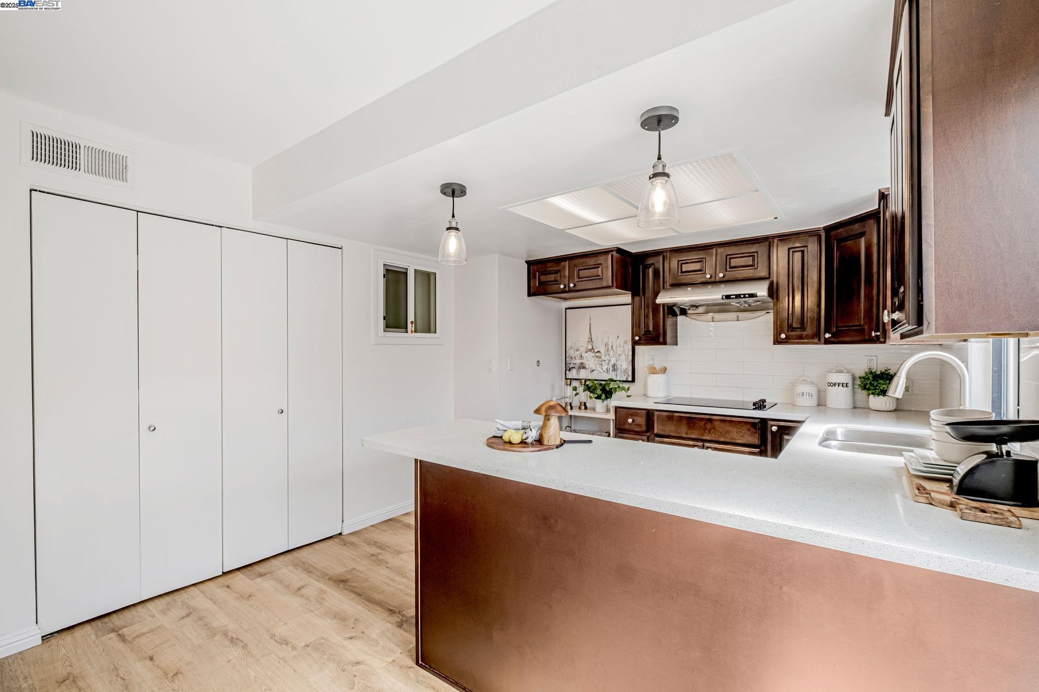 Detail Gallery Image 6 of 28 For 2474 Fairway Dr, San Leandro,  CA 94577 - 2 Beds | 1/1 Baths