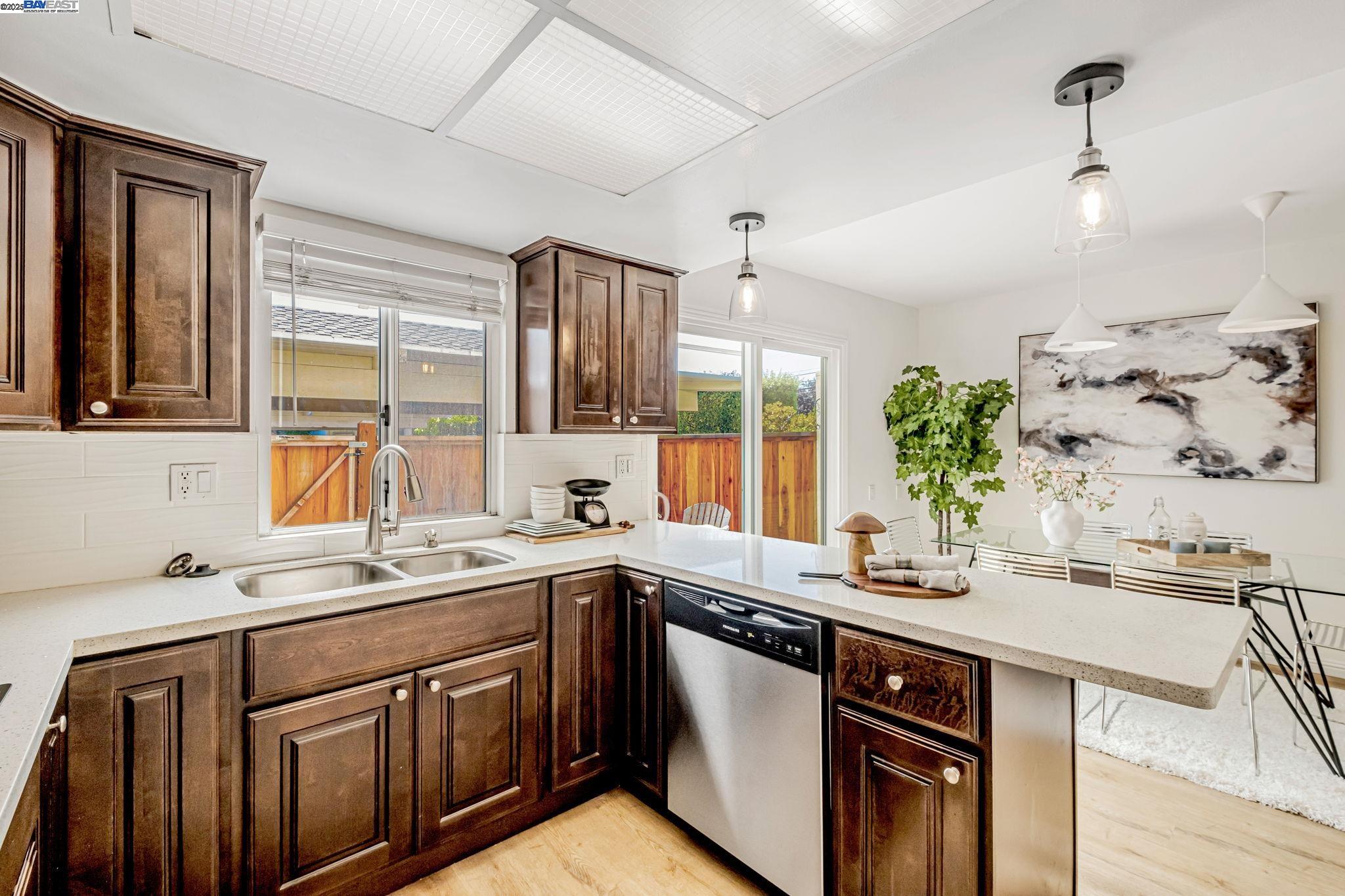 Detail Gallery Image 7 of 28 For 2474 Fairway Dr, San Leandro,  CA 94577 - 2 Beds | 1/1 Baths