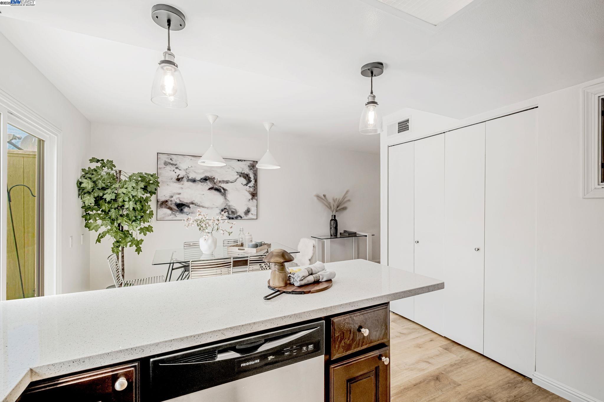 Detail Gallery Image 8 of 28 For 2474 Fairway Dr, San Leandro,  CA 94577 - 2 Beds | 1/1 Baths
