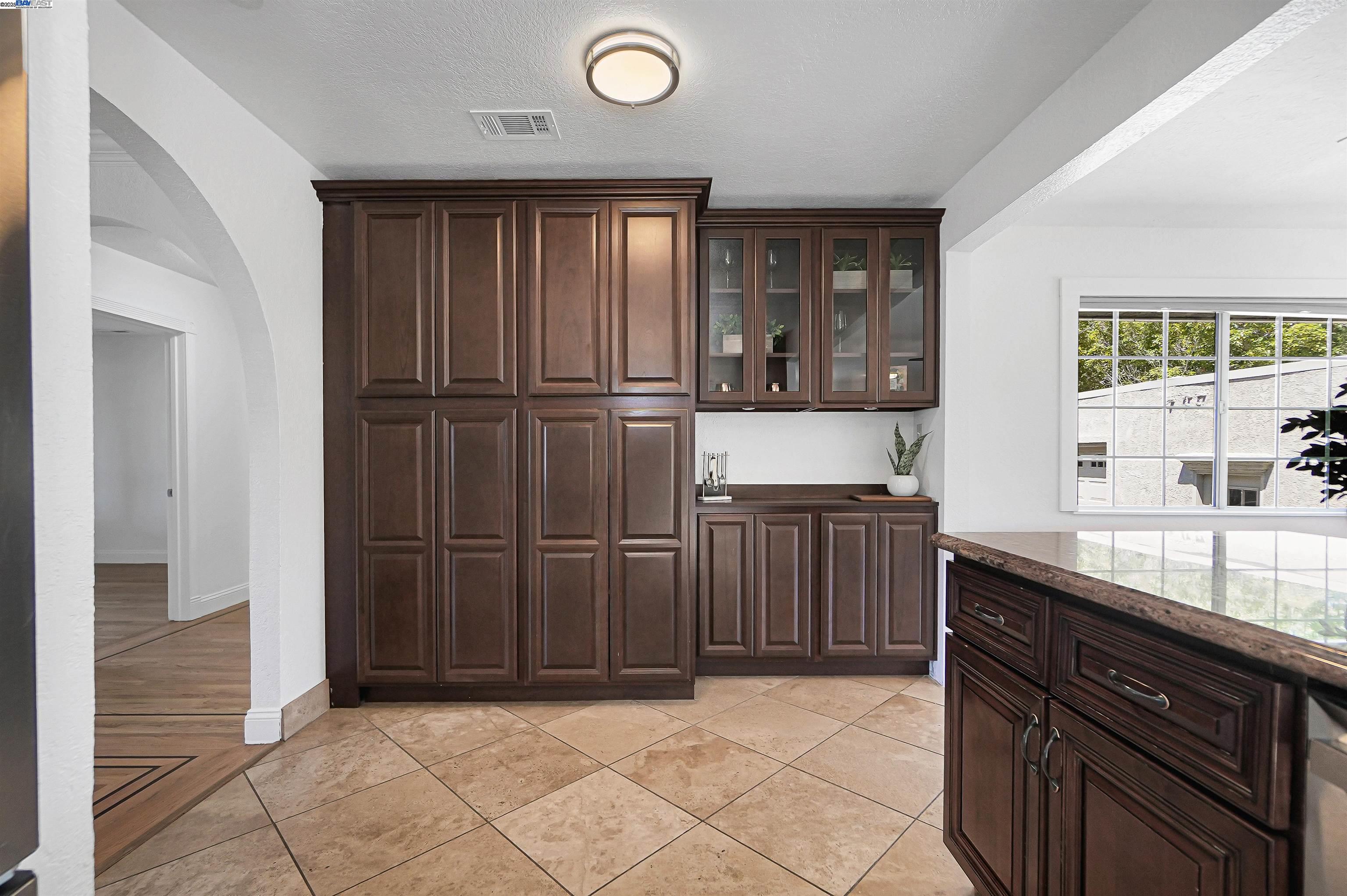 Detail Gallery Image 11 of 54 For 17526 Parker Rd, Castro Valley,  CA 94546 - 4 Beds | 2 Baths