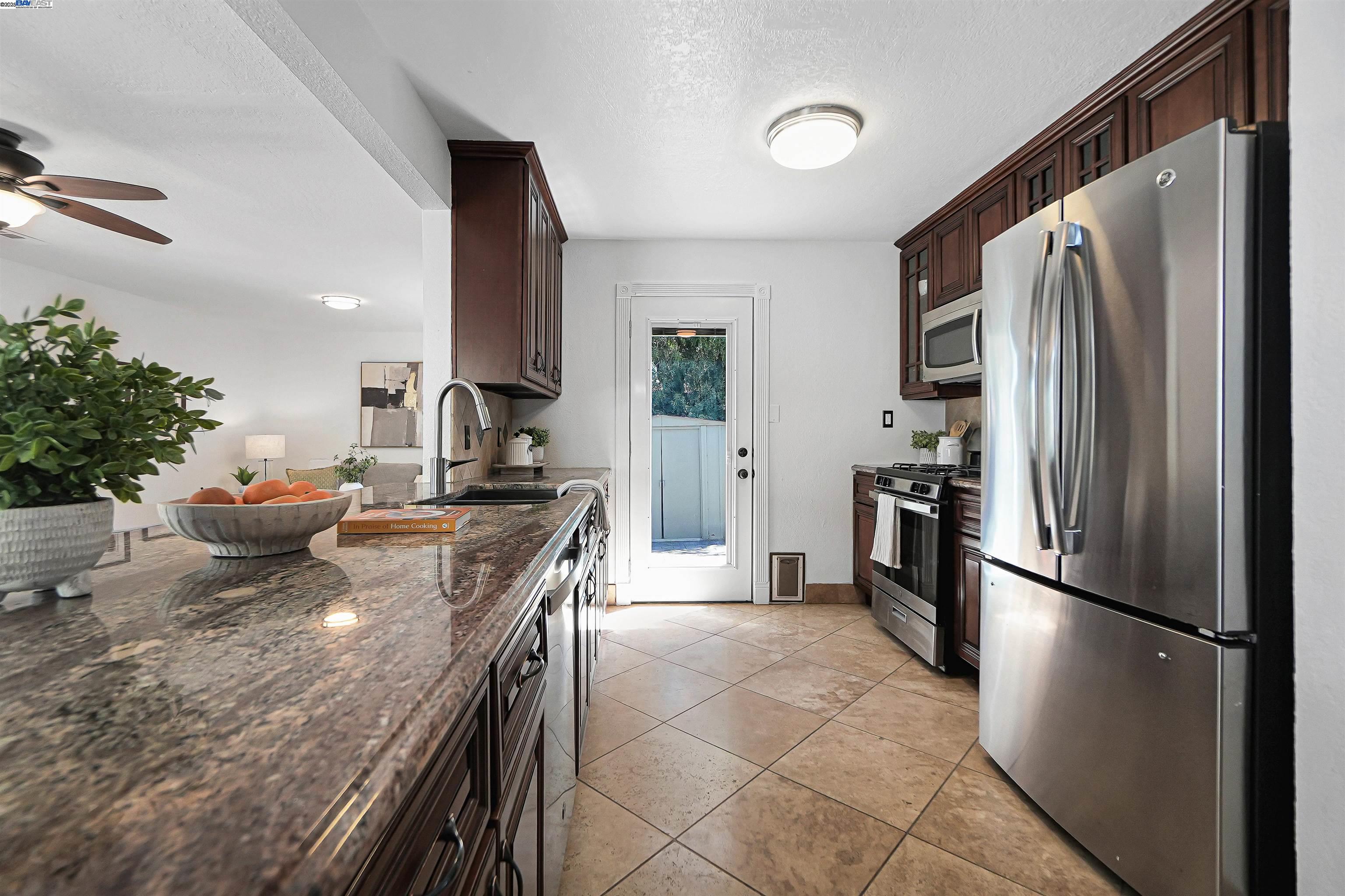 Detail Gallery Image 12 of 54 For 17526 Parker Rd, Castro Valley,  CA 94546 - 4 Beds | 2 Baths