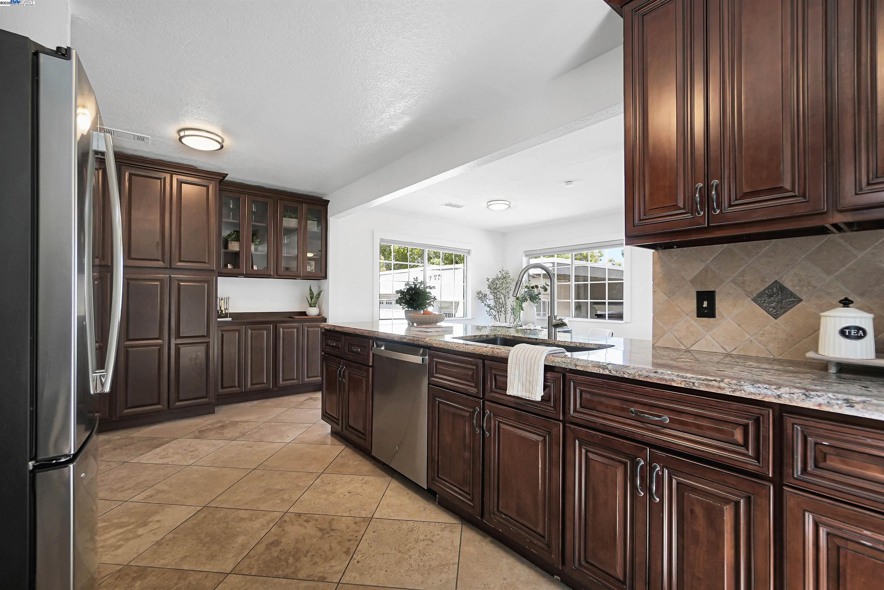 Detail Gallery Image 13 of 54 For 17526 Parker Rd, Castro Valley,  CA 94546 - 4 Beds | 2 Baths