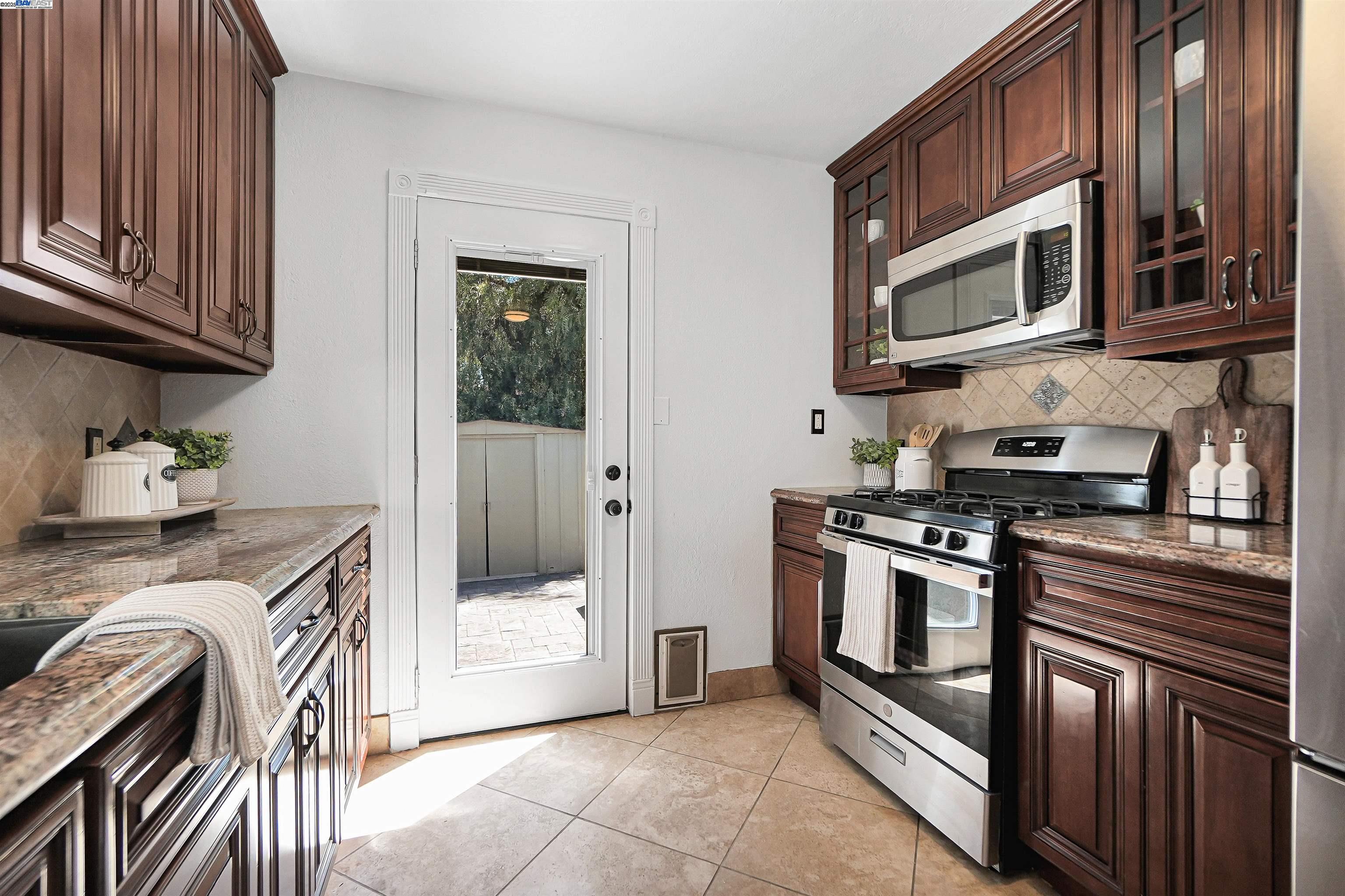 Detail Gallery Image 14 of 54 For 17526 Parker Rd, Castro Valley,  CA 94546 - 4 Beds | 2 Baths