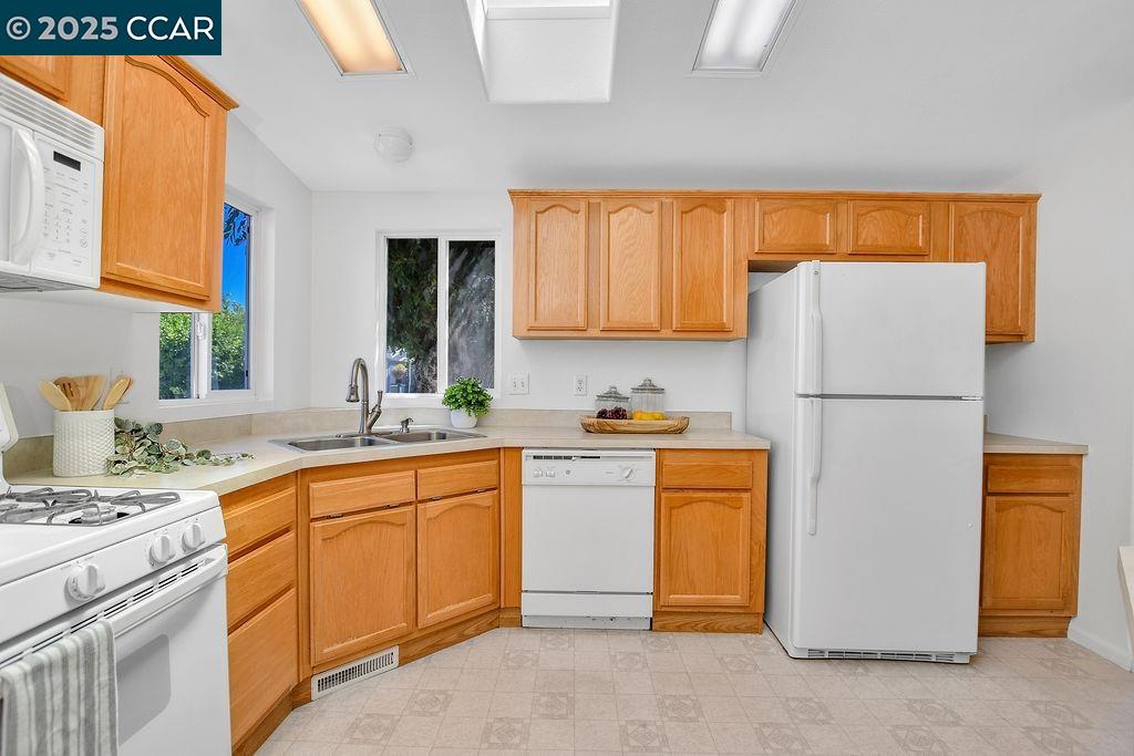 Detail Gallery Image 10 of 31 For 281 Aria Drive #143,  Pacheco,  CA 94553 - 3 Beds | 2 Baths