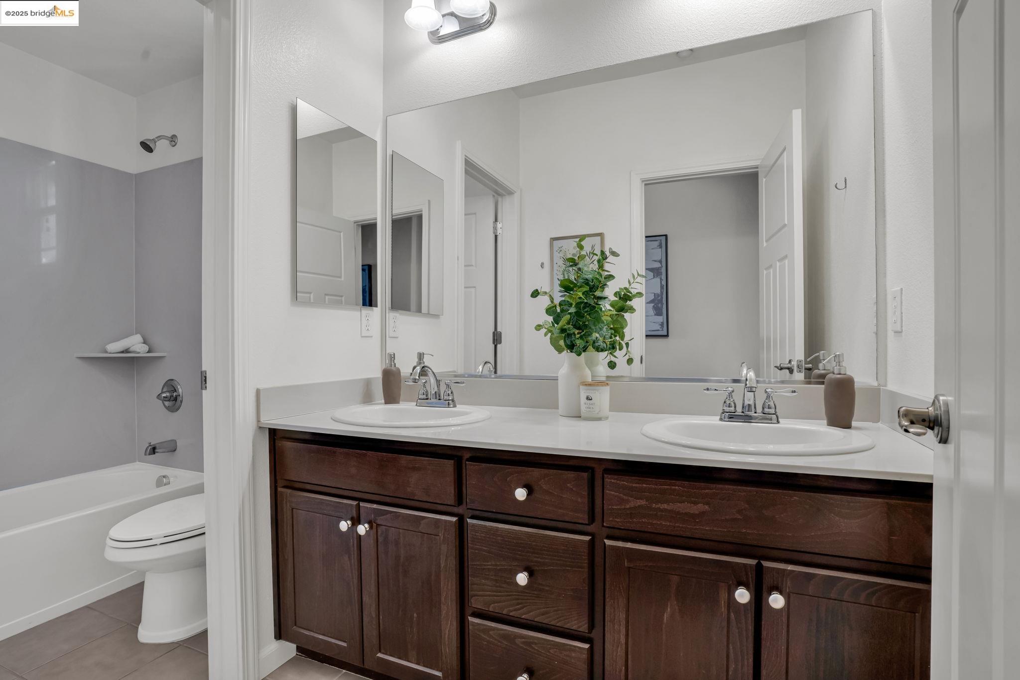 Detail Gallery Image 23 of 46 For 1623 Fortmann Way, Alameda,  CA 94501 - 4 Beds | 3/1 Baths