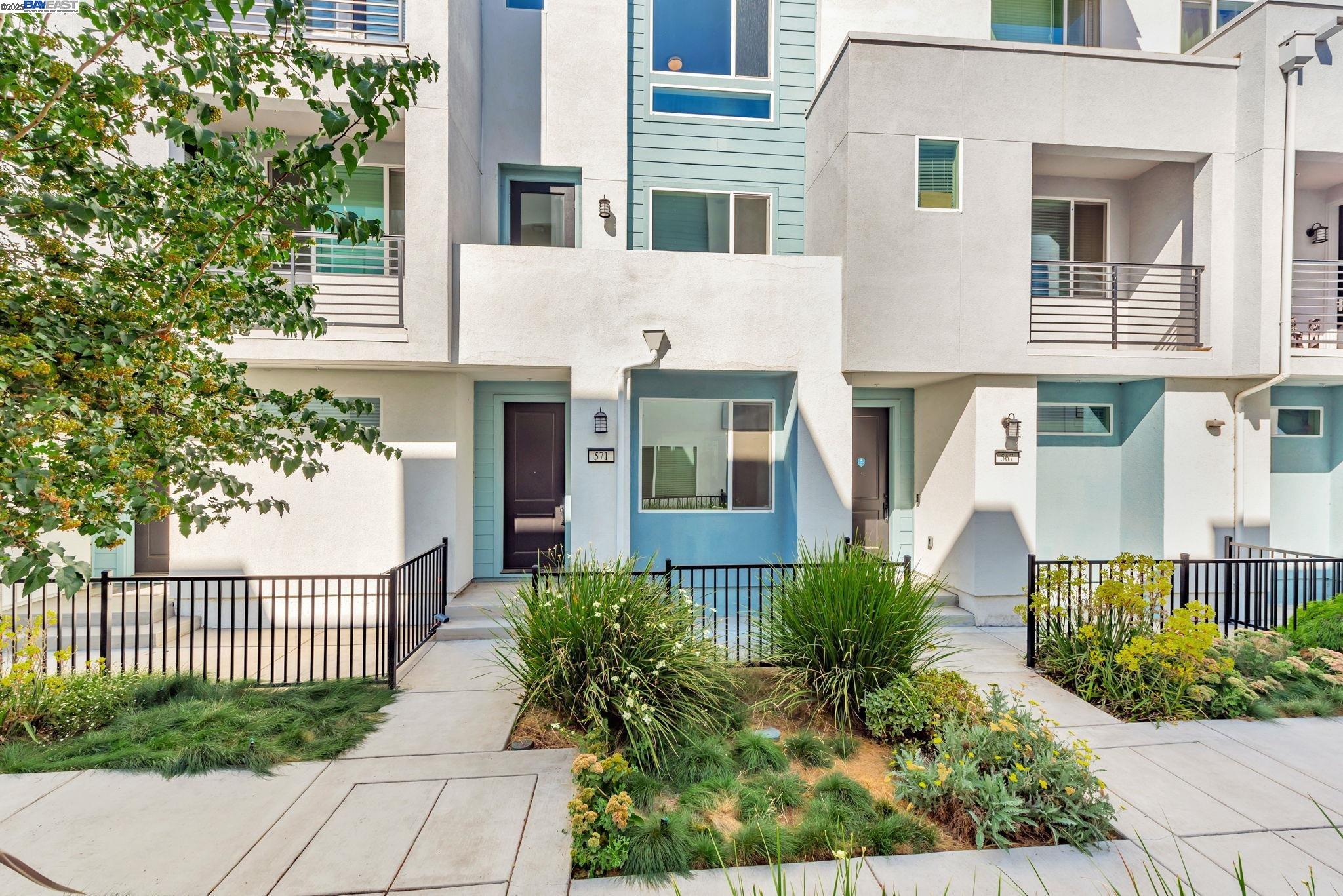 Detail Gallery Image 2 of 29 For 571 Apricot Way, San Jose,  CA 95133 - 3 Beds | 3/1 Baths