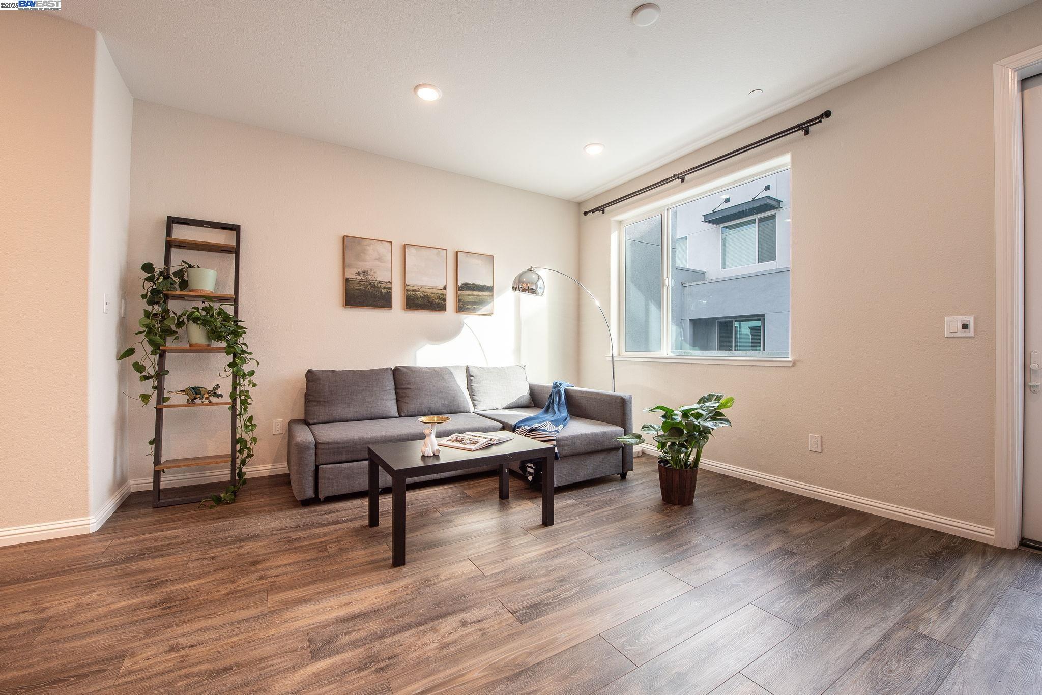 Detail Gallery Image 13 of 29 For 571 Apricot Way, San Jose,  CA 95133 - 3 Beds | 3/1 Baths