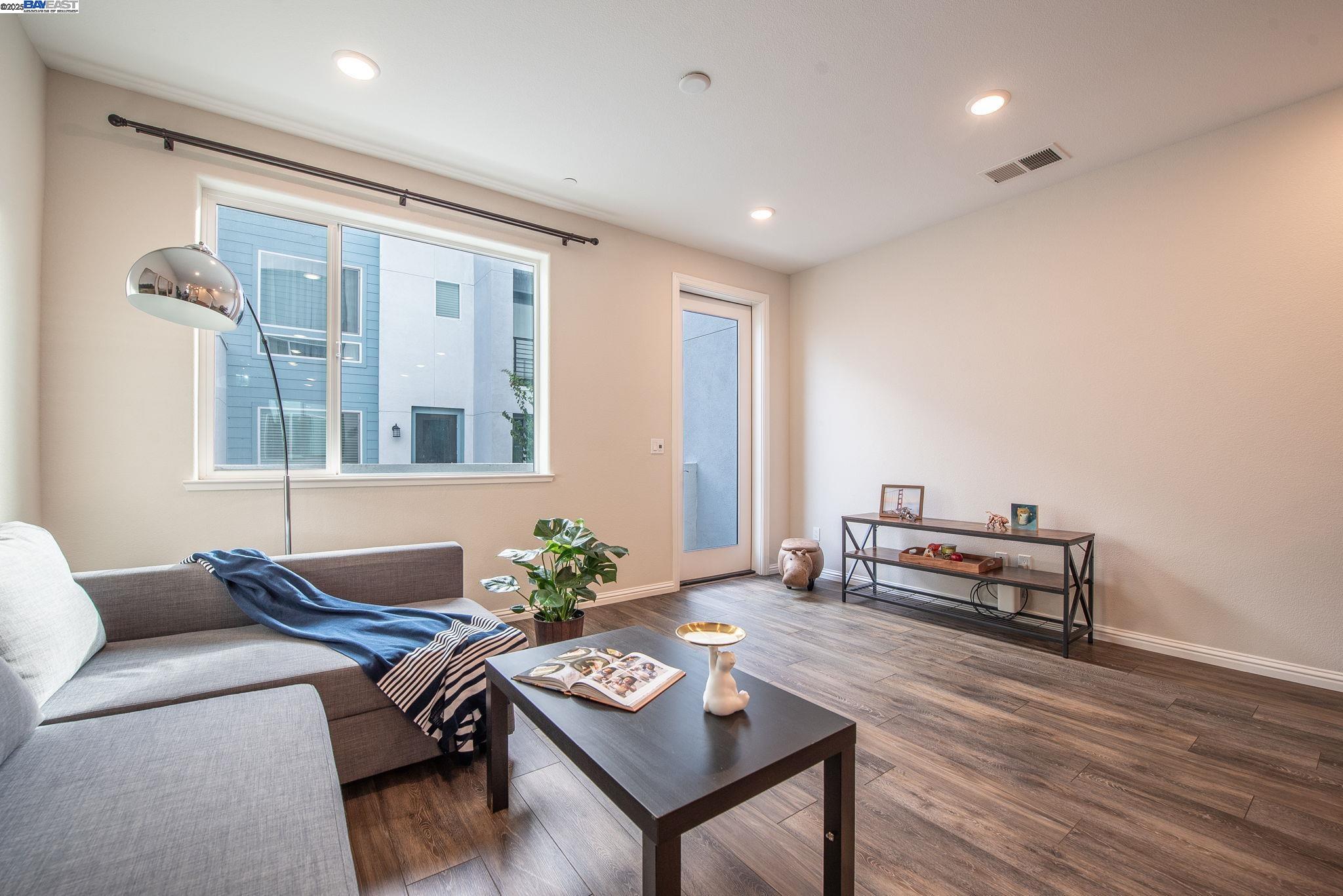 Detail Gallery Image 14 of 29 For 571 Apricot Way, San Jose,  CA 95133 - 3 Beds | 3/1 Baths